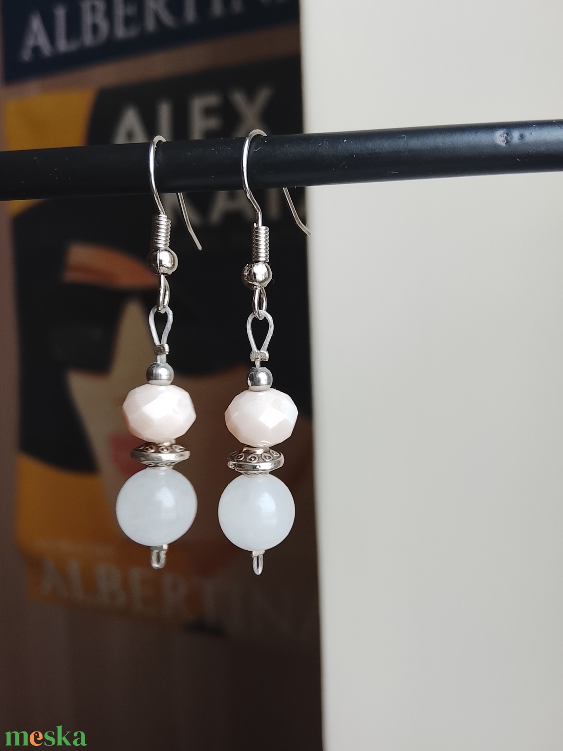 Fülbevaló fehér ásvány és üveggyöngyös  - ékszer - fülbevaló - lógó fülbevaló - Meska.hu