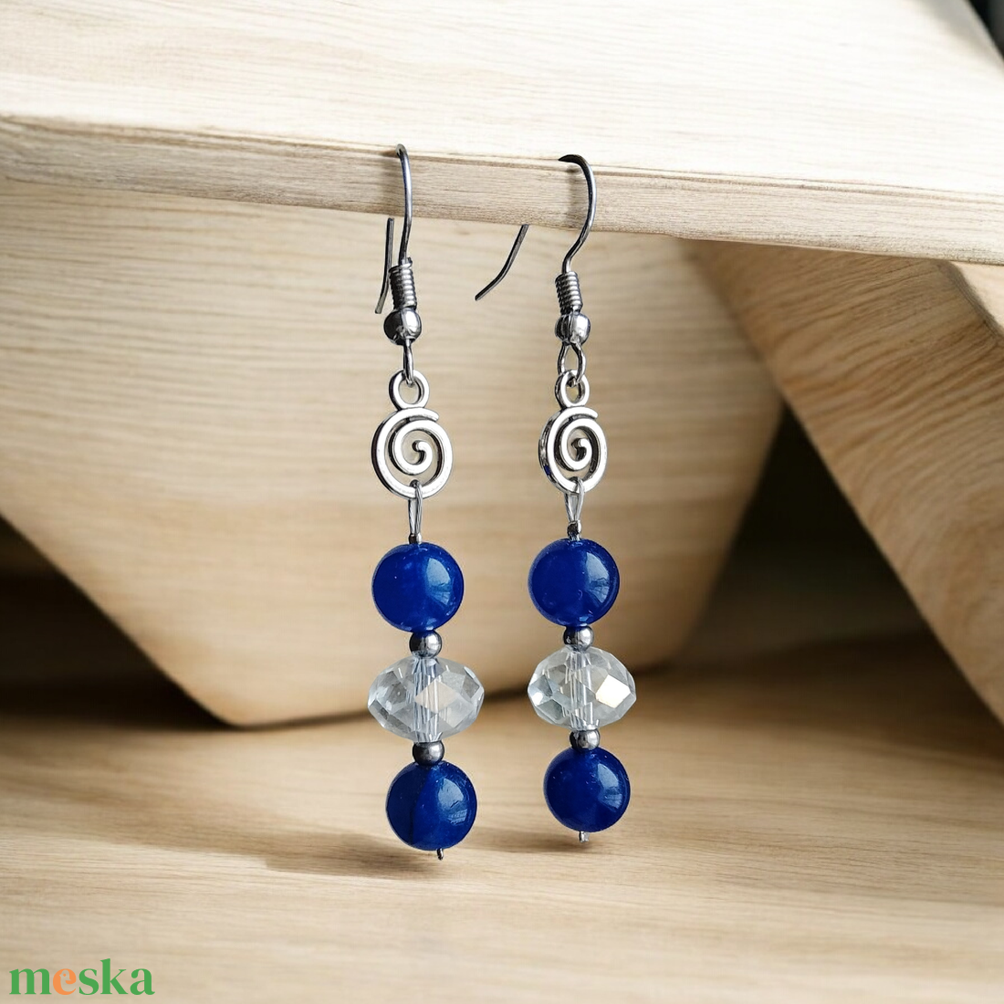 Fülbevaló  kék és fehér üveggyönggyel - ékszer - fülbevaló - lógó fülbevaló - Meska.hu