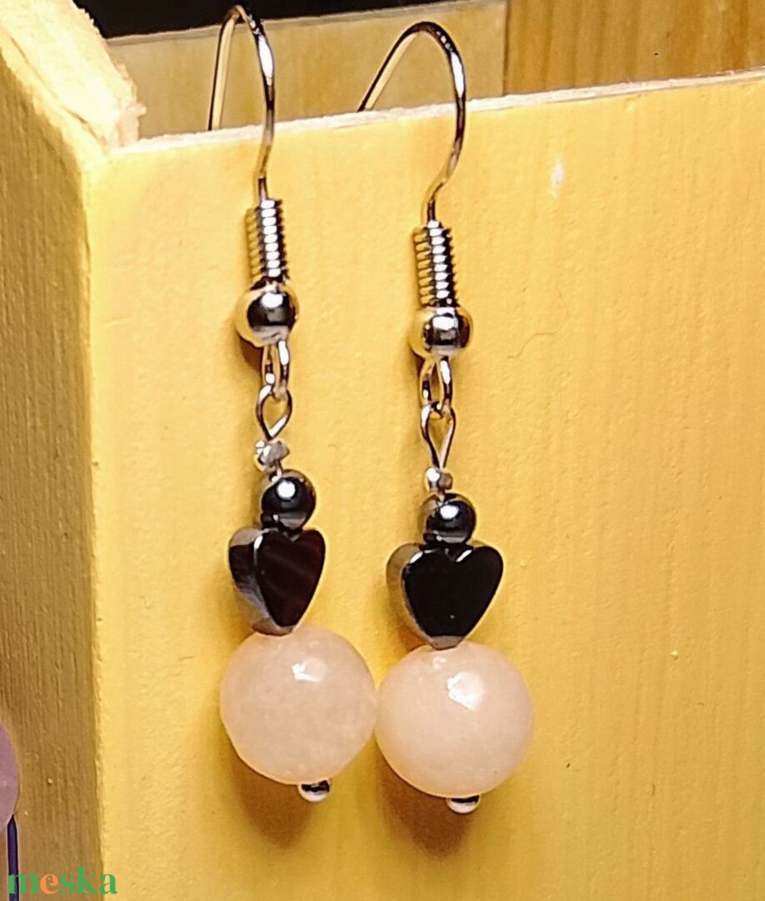 Fülbevaló rózsaszín ásvány és hematit gyöngyökkel  - ékszer - fülbevaló - lógó fülbevaló - Meska.hu
