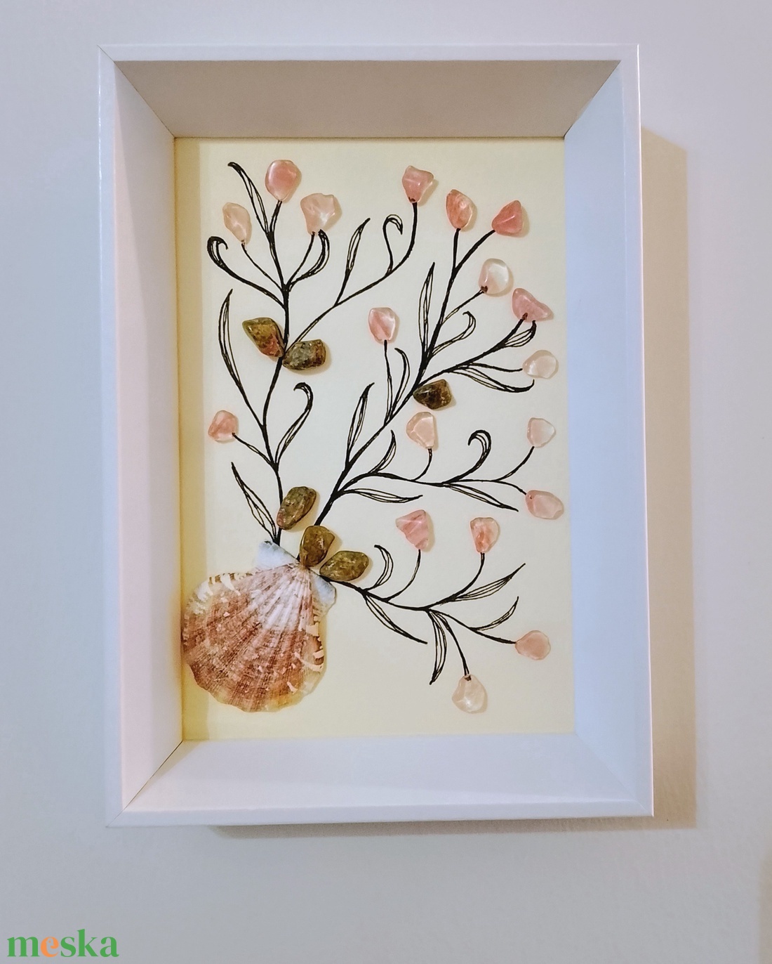 Rózsaszín virágos falikép kagyló és ásványkövekből  - otthon & életmód - dekoráció - kép & falikép - kavics kép - Meska.hu