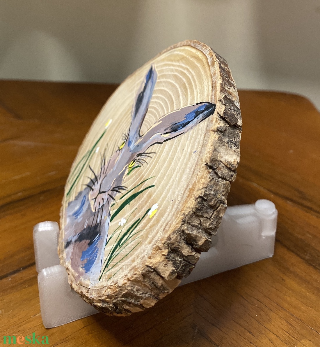 Nyuszi nárciszokkal fa korongon - művészet - festmény - akril - Meska.hu