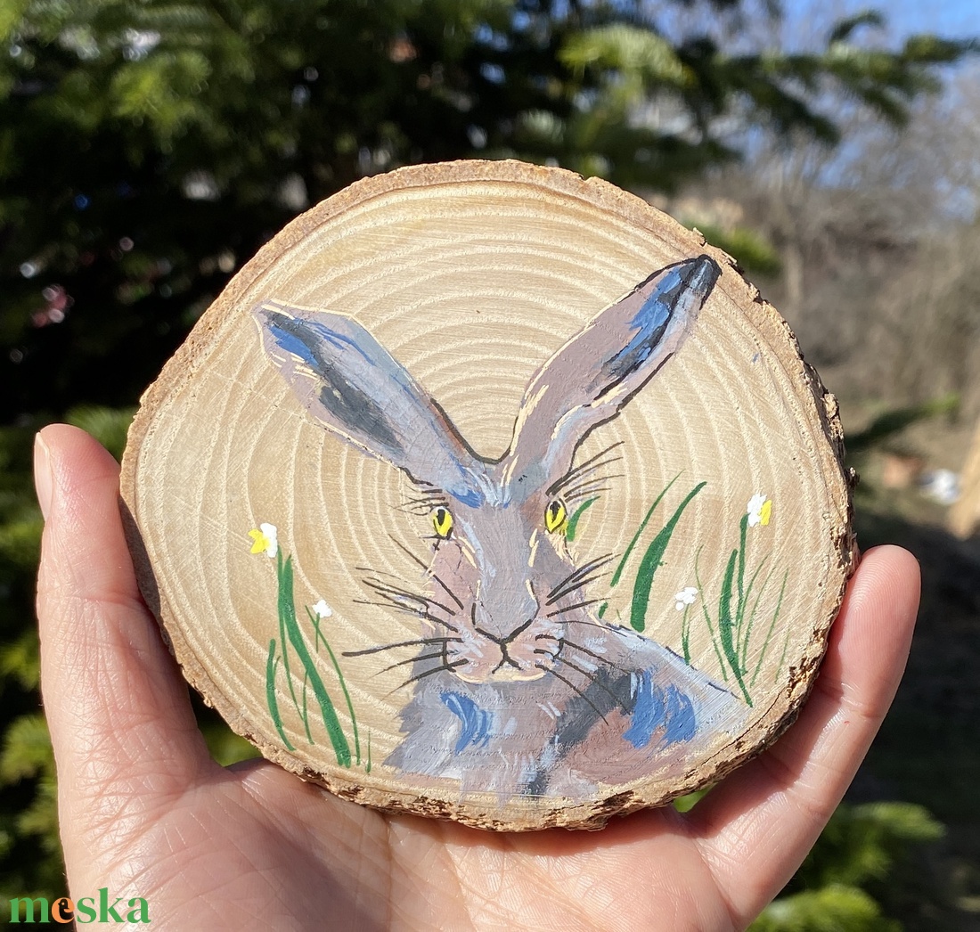 Nyuszi nárciszokkal fa korongon - művészet - festmény - akril - Meska.hu