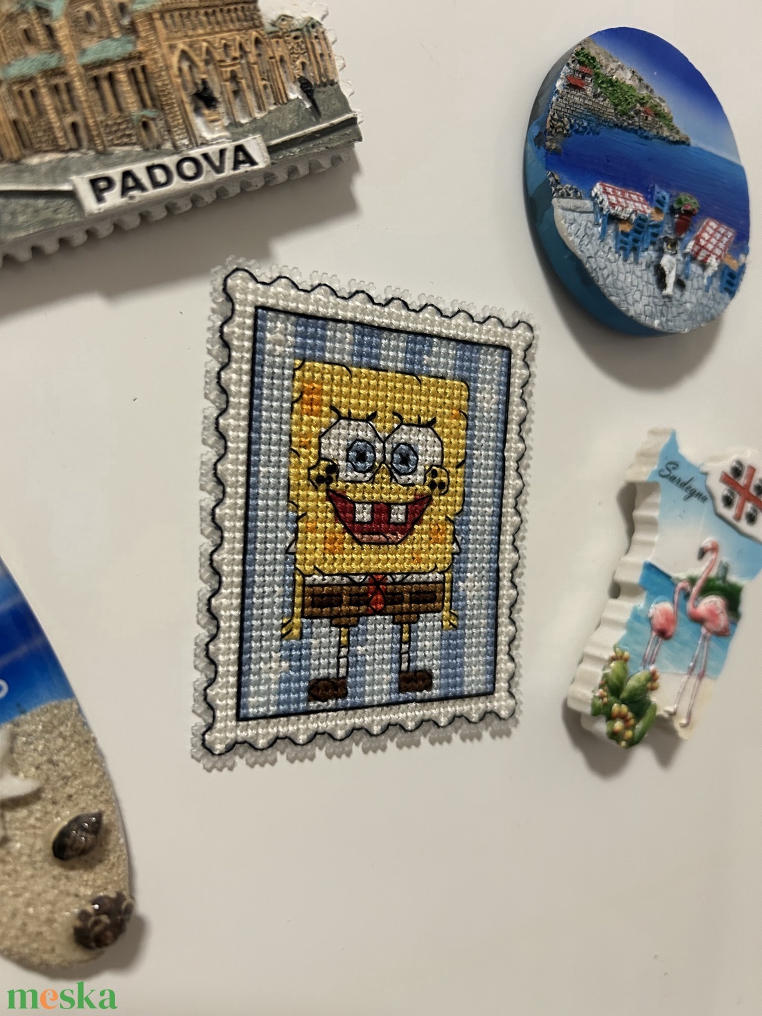 Sponyabob keresztszemes hűtőmágnes  - otthon & életmód - konyhafelszerelés, tálalás - konyhai dekoráció - hűtőmágnes - Meska.hu