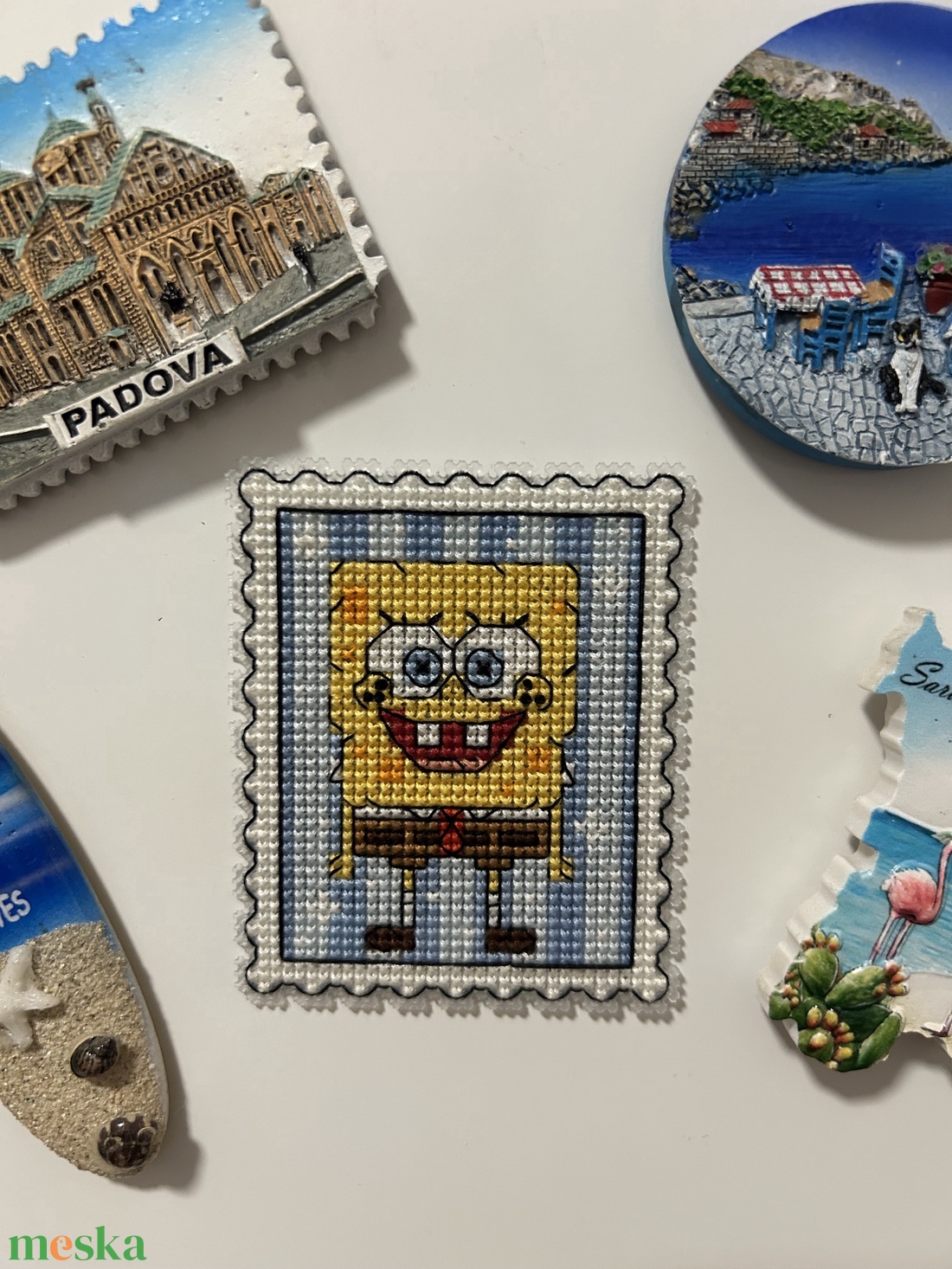 Sponyabob keresztszemes hűtőmágnes  - otthon & életmód - konyhafelszerelés, tálalás - konyhai dekoráció - hűtőmágnes - Meska.hu