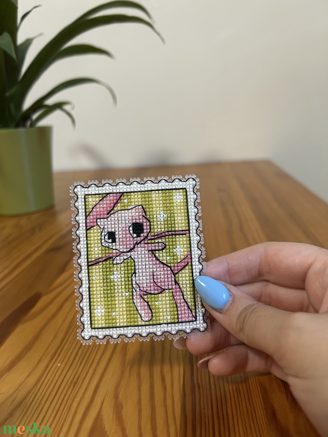 Pokemon Mew keresztszemes hűtőmágnes  - otthon & életmód - konyhafelszerelés, tálalás - konyhai dekoráció - hűtőmágnes - Meska.hu