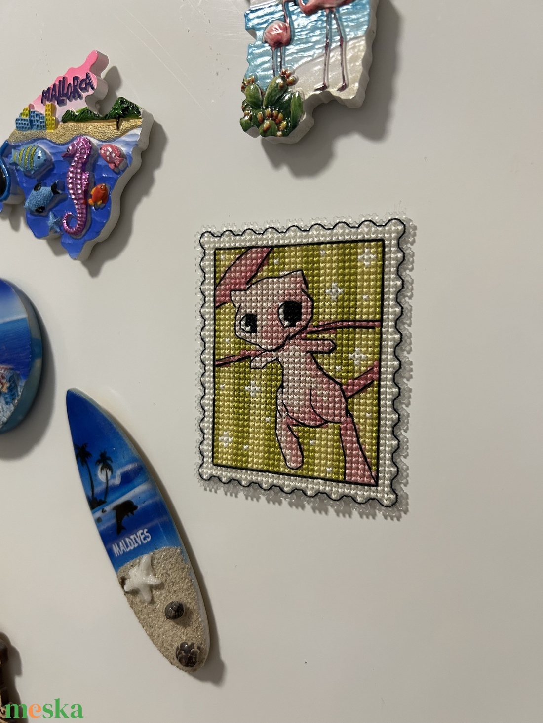 Pokemon Mew keresztszemes hűtőmágnes  - otthon & életmód - konyhafelszerelés, tálalás - konyhai dekoráció - hűtőmágnes - Meska.hu