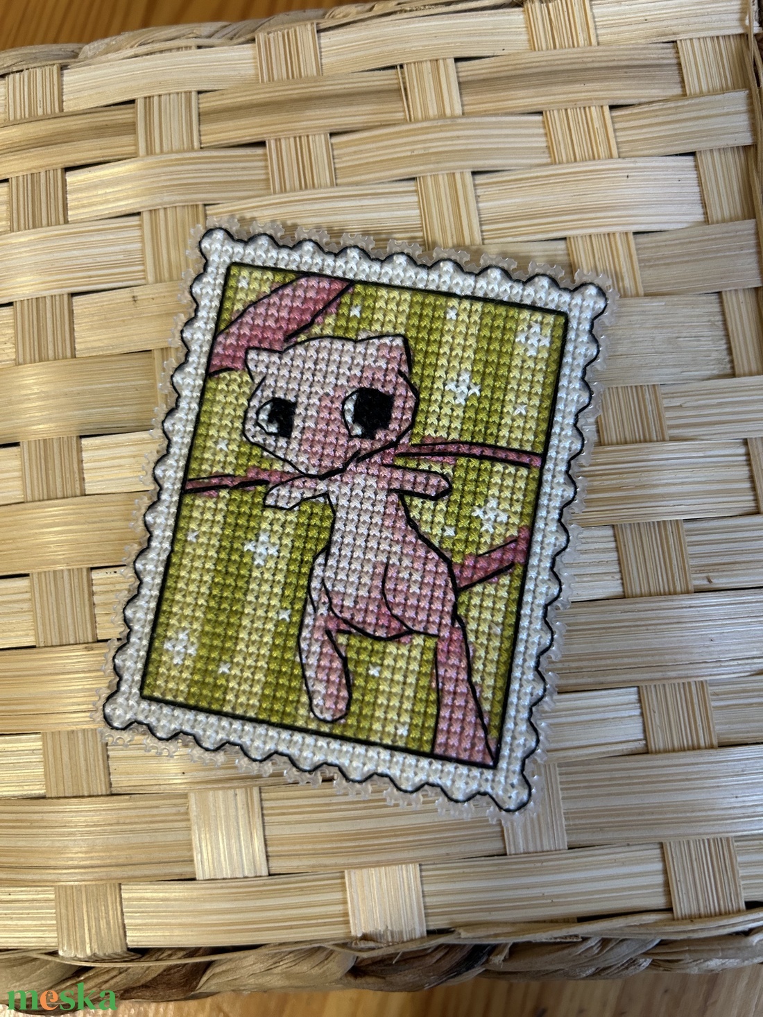 Pokemon Mew keresztszemes hűtőmágnes  - otthon & életmód - konyhafelszerelés, tálalás - konyhai dekoráció - hűtőmágnes - Meska.hu
