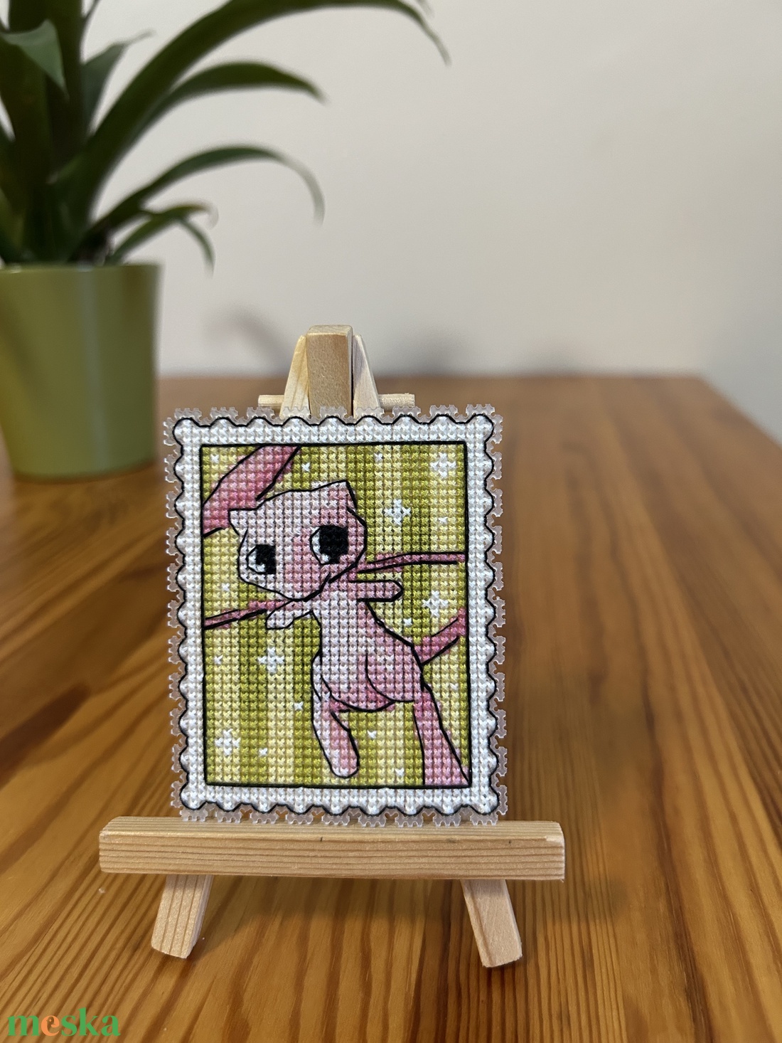Pokemon Mew keresztszemes hűtőmágnes  - otthon & életmód - konyhafelszerelés, tálalás - konyhai dekoráció - hűtőmágnes - Meska.hu
