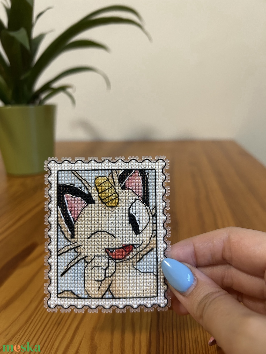Pokemon Meowth keresztszemes hűtőmágnes  - otthon & életmód - konyhafelszerelés, tálalás - konyhai dekoráció - hűtőmágnes - Meska.hu