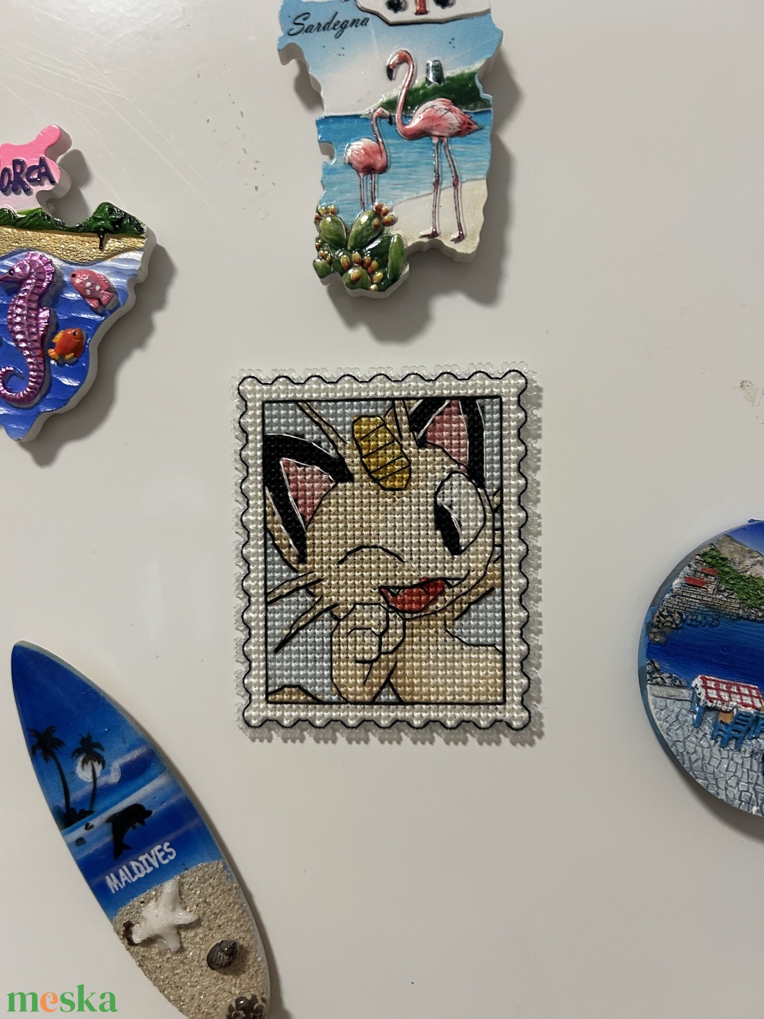 Pokemon Meowth keresztszemes hűtőmágnes  - otthon & életmód - konyhafelszerelés, tálalás - konyhai dekoráció - hűtőmágnes - Meska.hu