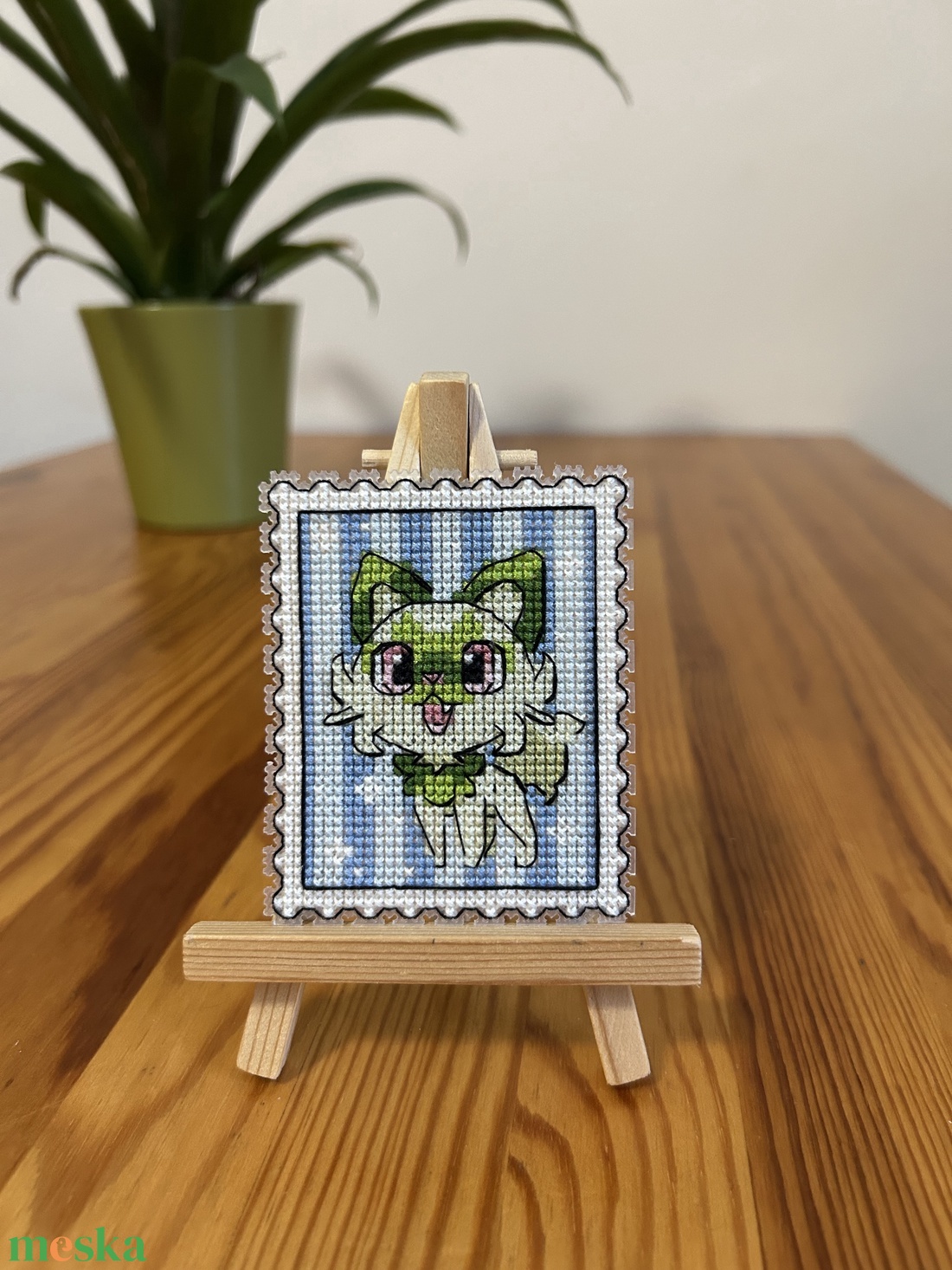 Pokemon Sprigatito keresztszemes hűtőmágnes  - otthon & életmód - konyhafelszerelés, tálalás - konyhai dekoráció - hűtőmágnes - Meska.hu