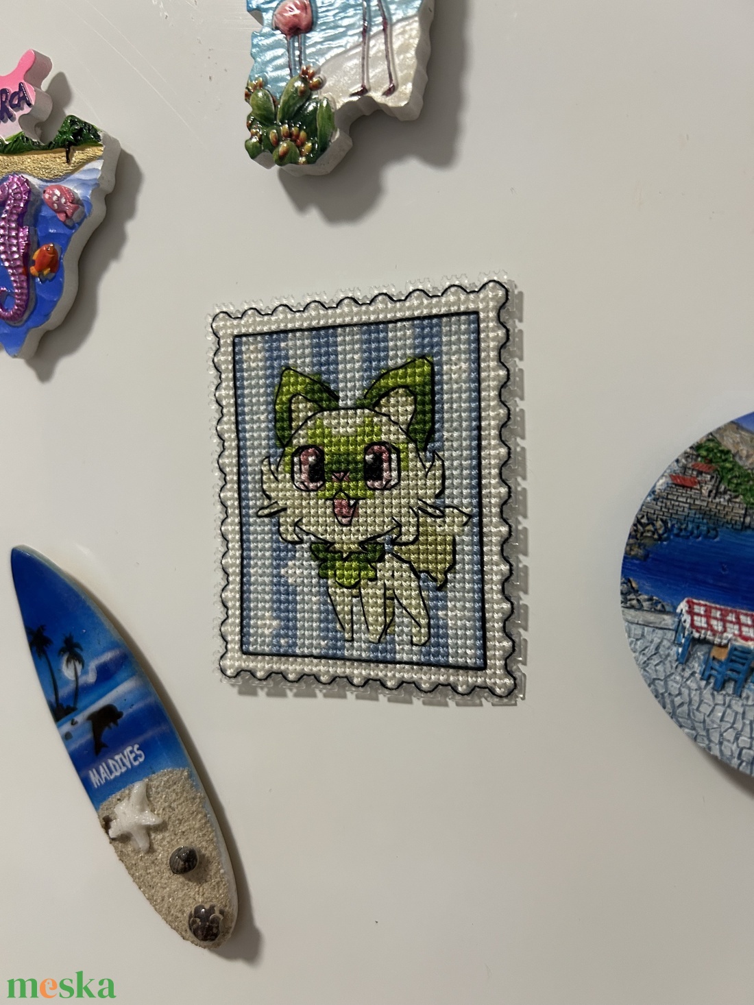 Pokemon Sprigatito keresztszemes hűtőmágnes  - otthon & életmód - konyhafelszerelés, tálalás - konyhai dekoráció - hűtőmágnes - Meska.hu
