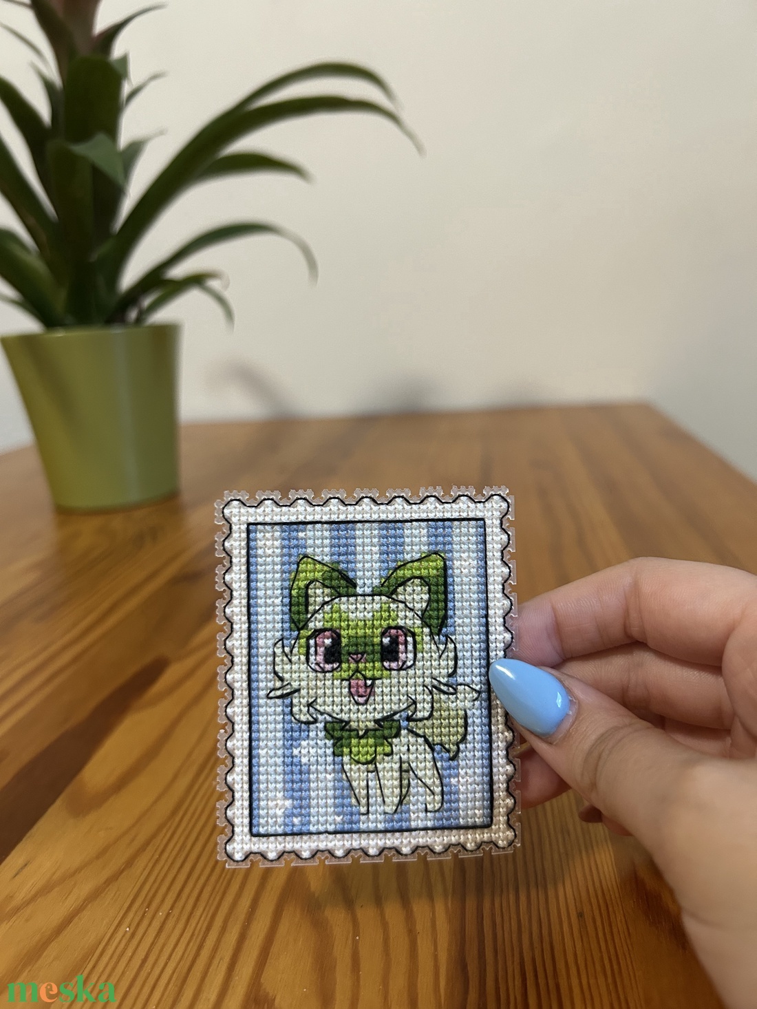 Pokemon Sprigatito keresztszemes hűtőmágnes  - otthon & életmód - konyhafelszerelés, tálalás - konyhai dekoráció - hűtőmágnes - Meska.hu