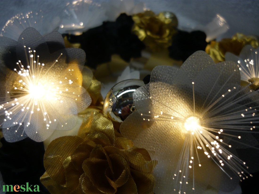 Fekete, arany rózsa LED - otthon & életmód - dekoráció - asztal és polc dekoráció - asztaldísz - Meska.hu