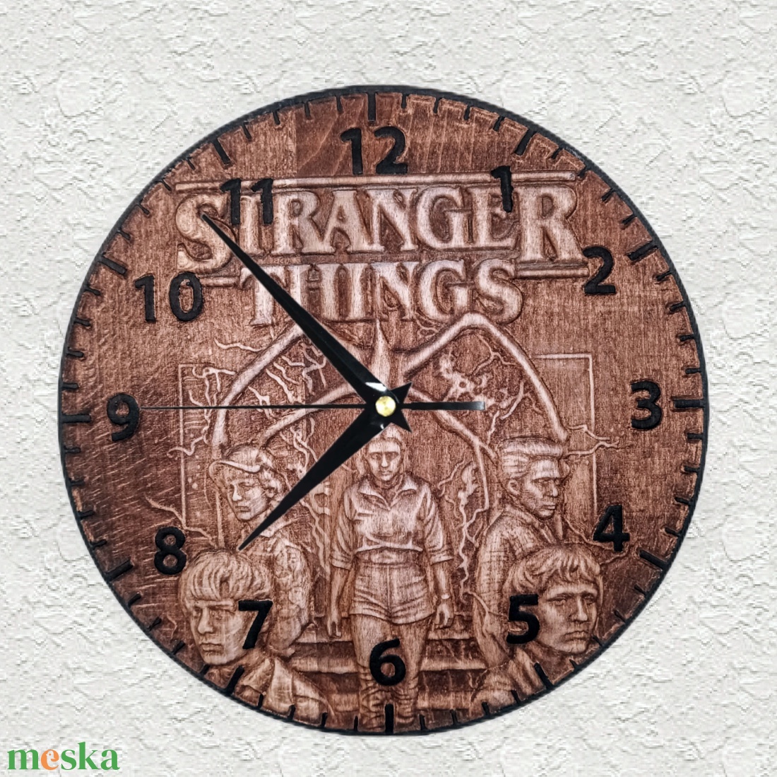 Stranger things faragott fa 3d falióra - otthon & életmód - dekoráció - fali és függő dekoráció - falióra & óra - Meska.hu