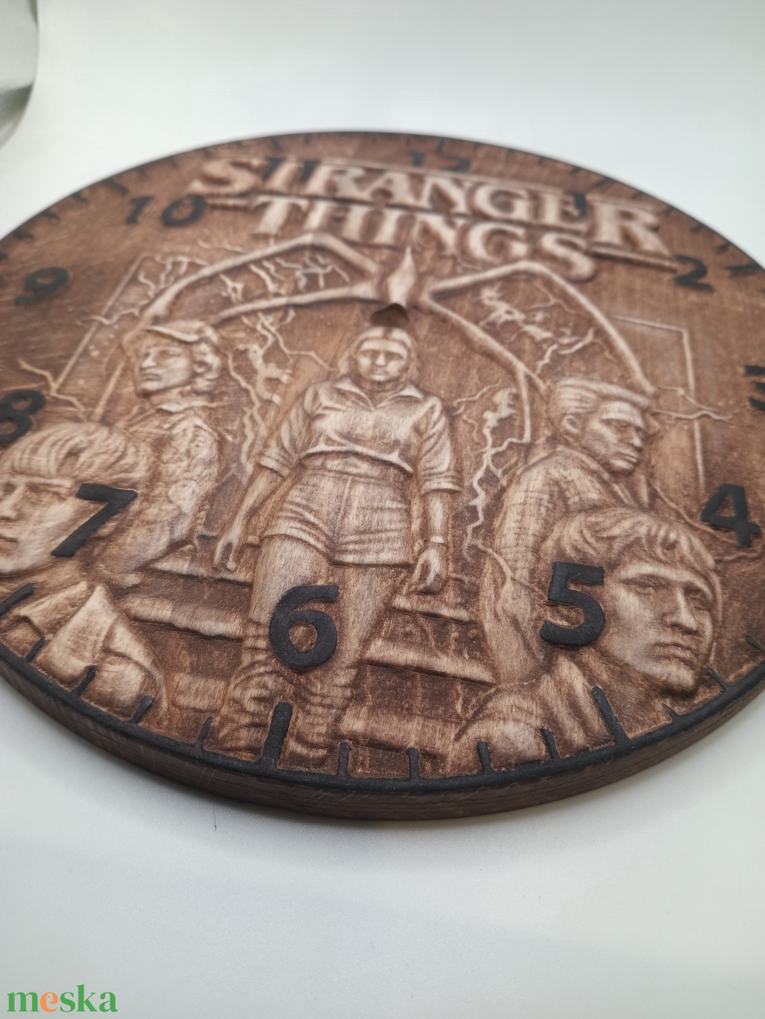 Stranger things faragott fa 3d falióra - otthon & életmód - dekoráció - fali és függő dekoráció - falióra & óra - Meska.hu