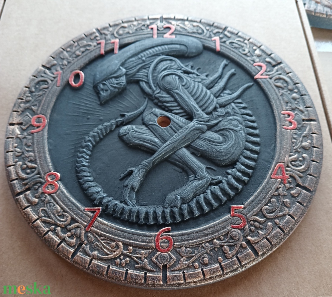 Alien faragott fa 3d falióra - otthon & életmód - dekoráció - fali és függő dekoráció - falióra & óra - Meska.hu