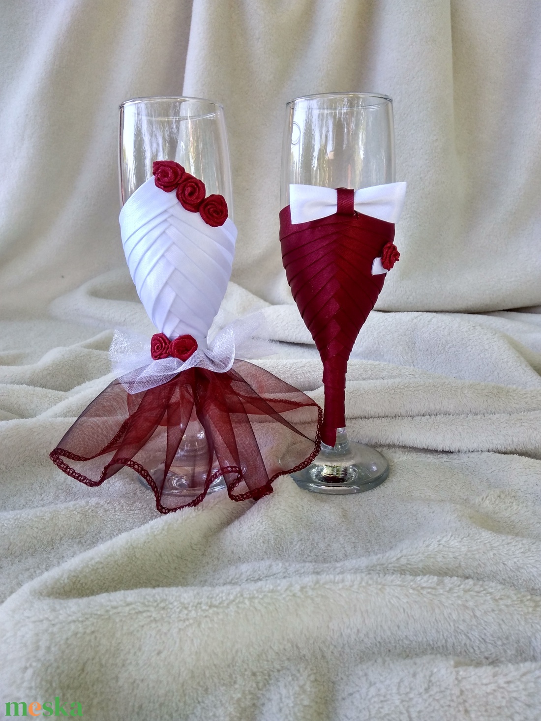 Pezsgős pohár bordó, fehér - esküvő - emlék & ajándék - nászajándék - esküvői pohár, pohárszett - Meska.hu