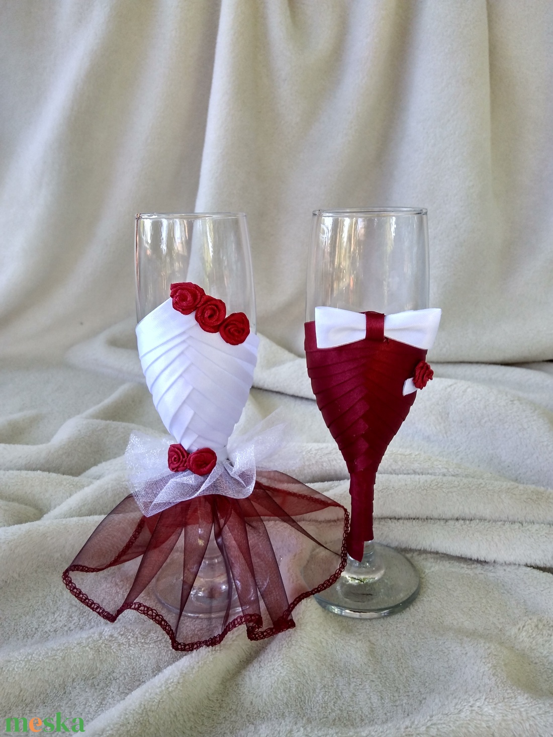 Pezsgős pohár bordó, fehér - esküvő - emlék & ajándék - nászajándék - esküvői pohár, pohárszett - Meska.hu