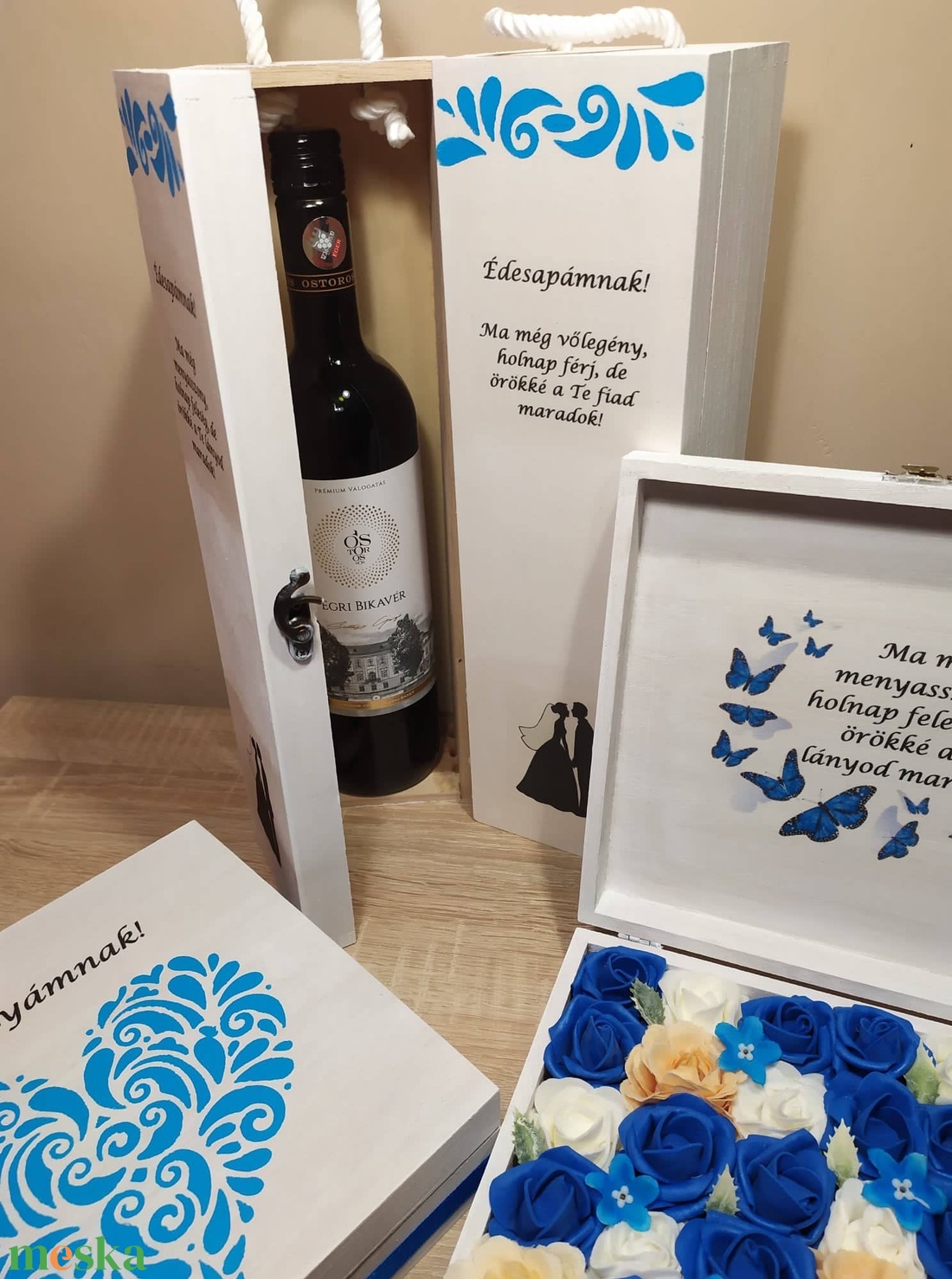 Szülőköszöntö bortartó és virágdoboz, kék - esküvő - emlék & ajándék - szülőköszöntő ajándék - Meska.hu
