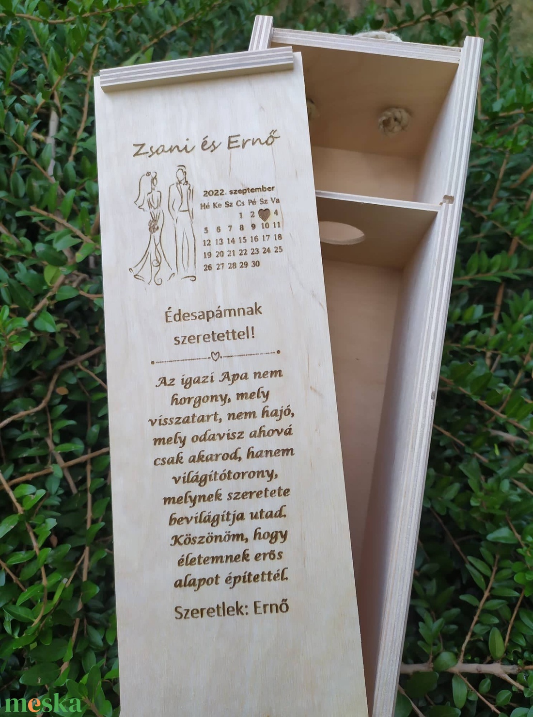 Gravírozott bortartó, naptár mintával, szülőköszöntő ajándék esküvőre - esküvő - emlék & ajándék - szülőköszöntő ajándék - Meska.hu Gravírozott bortartó, naptár mintával, szülőköszöntő ajándék esküvőre - esküvő - emlék & ajándék - szülőköszöntő ajándék - Meska.hu