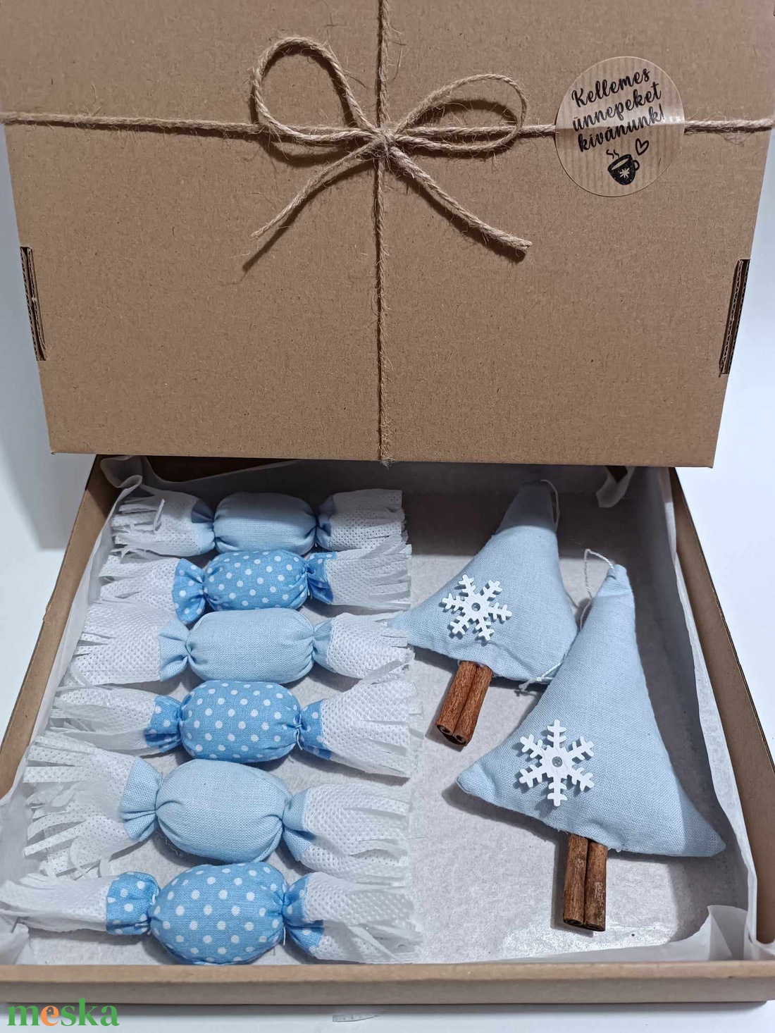 Retró textil szaloncukor és fenyő, világoskék, pöttyös, díszdobozban (1) - karácsony - karácsonyi lakásdekoráció - karácsonyfadíszek - Meska.hu Retró textil szaloncukor és fenyő, világoskék, pöttyös, díszdobozban (1) - karácsony - karácsonyi lakásdekoráció - karácsonyfadíszek - Meska.hu