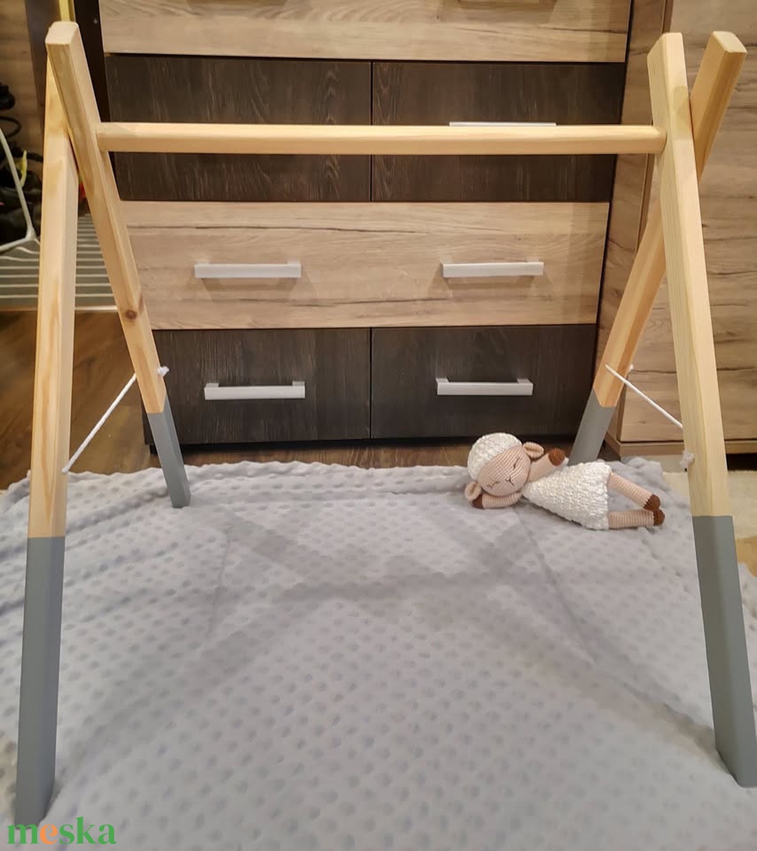 Fa baba tornáztató állvány, szürke színben - baba - mama - baba játékok - mozgásfejlesztő játékok - Meska.hu