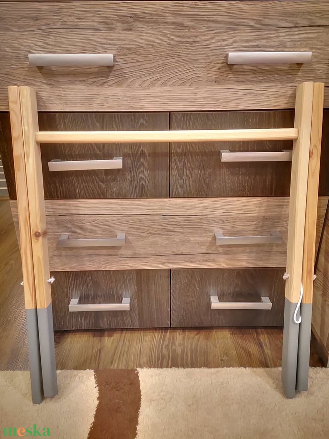 Fa baba tornáztató állvány, szürke színben - baba - mama - baba játékok - mozgásfejlesztő játékok - Meska.hu