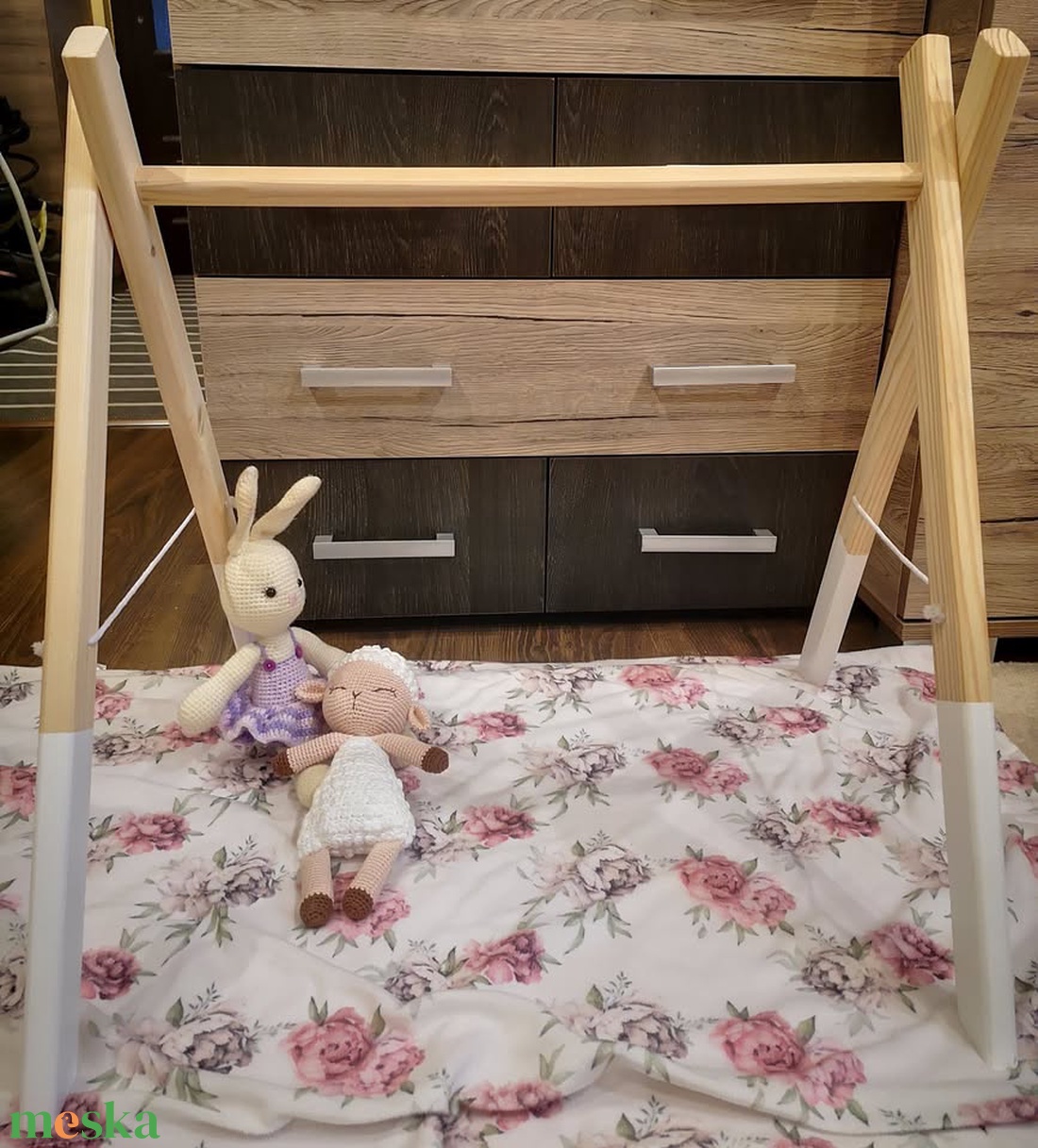 Fa baba tornáztató állvány, fehér színben - baba - mama - baba játékok - mozgásfejlesztő játékok - Meska.hu