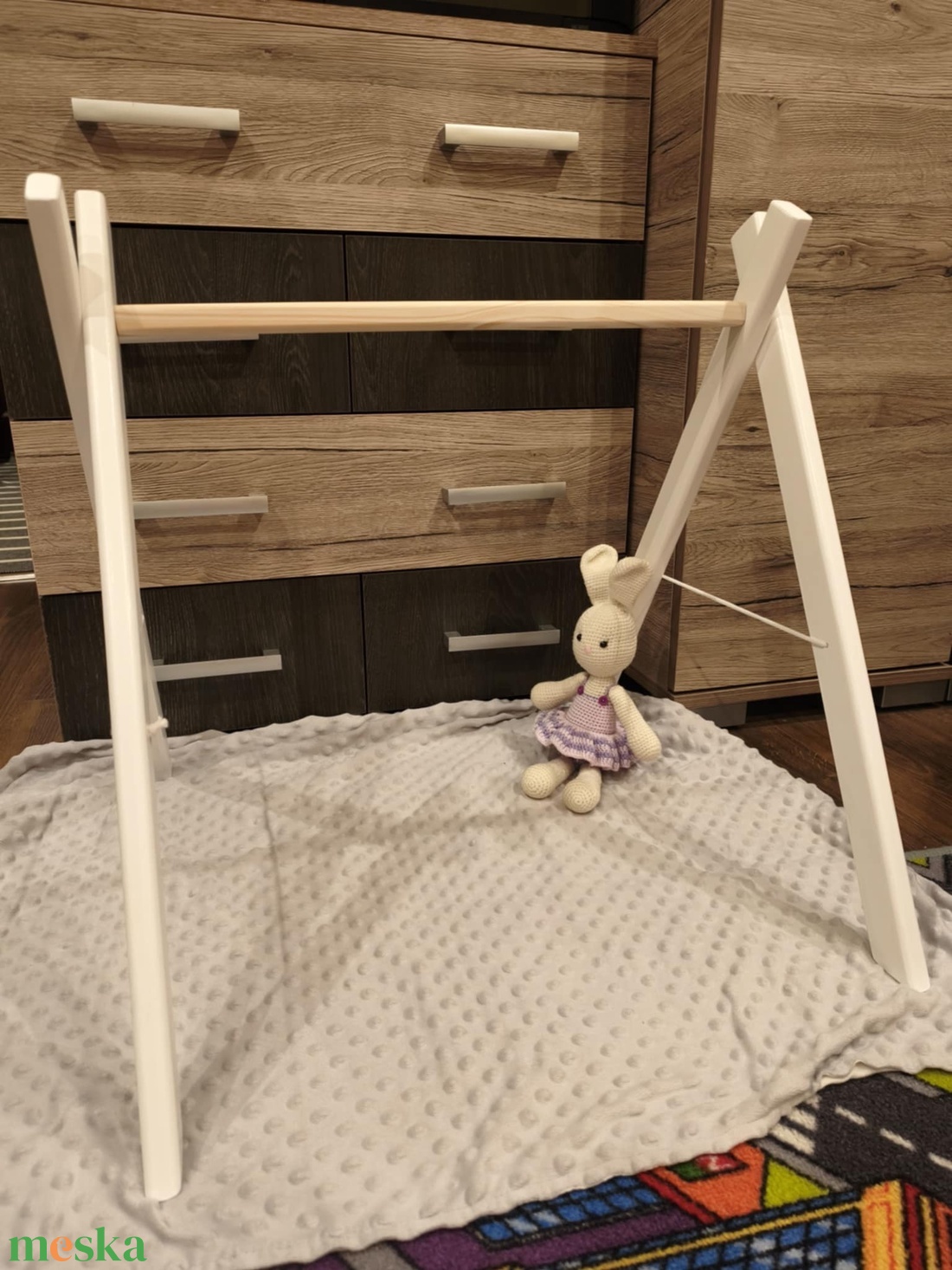 Fa baba tornáztató állvány, fehér színben - baba - mama - baba játékok - mozgásfejlesztő játékok - Meska.hu