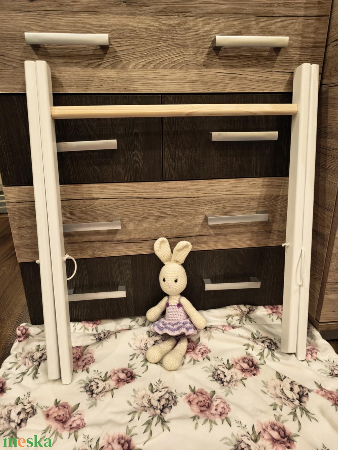 Fa baba tornáztató állvány, fehér színben - baba - mama - baba játékok - mozgásfejlesztő játékok - Meska.hu