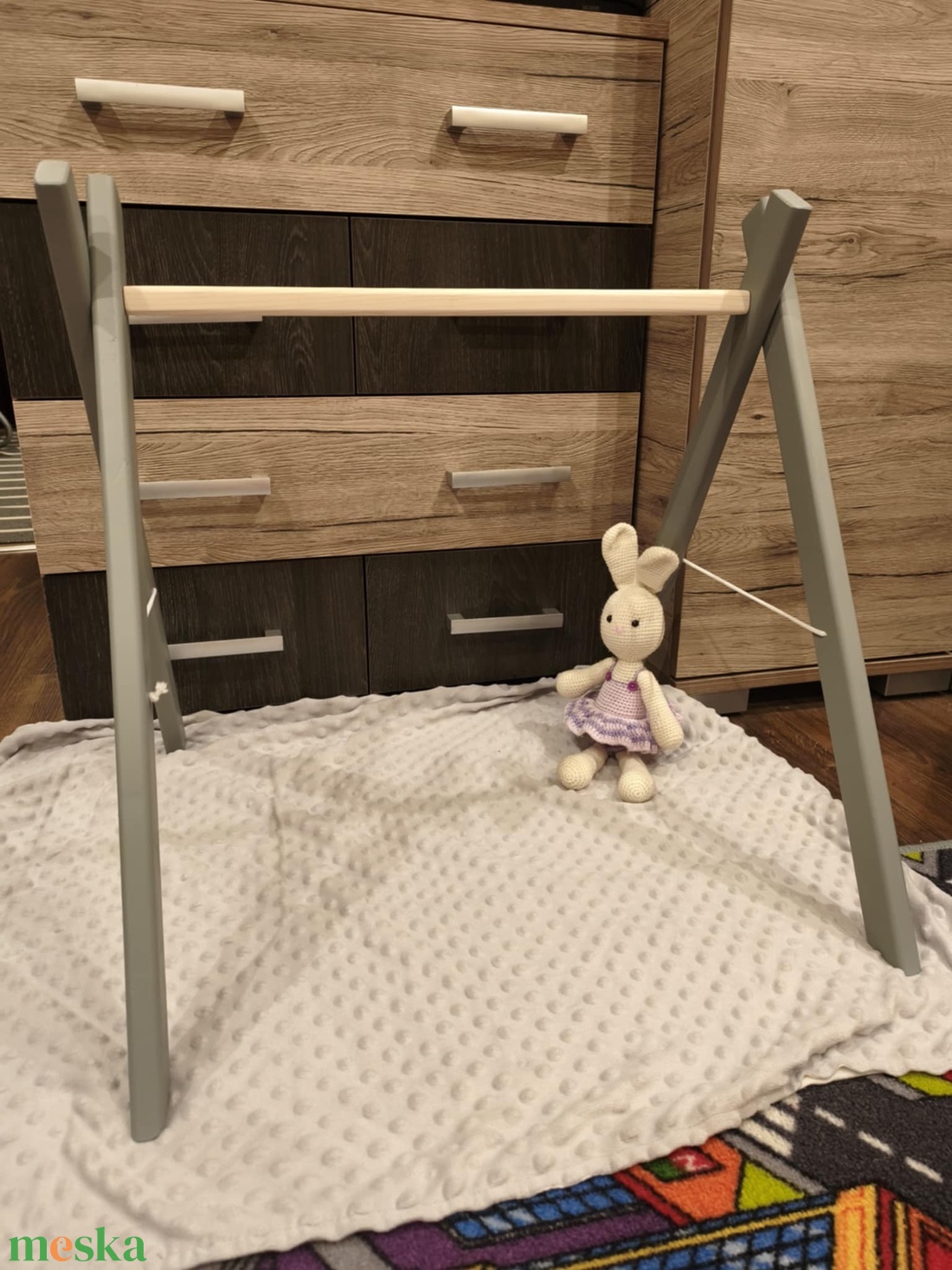 Fa baba tornáztató állvány, szürke színben - baba - mama - baba játékok - mozgásfejlesztő játékok - Meska.hu