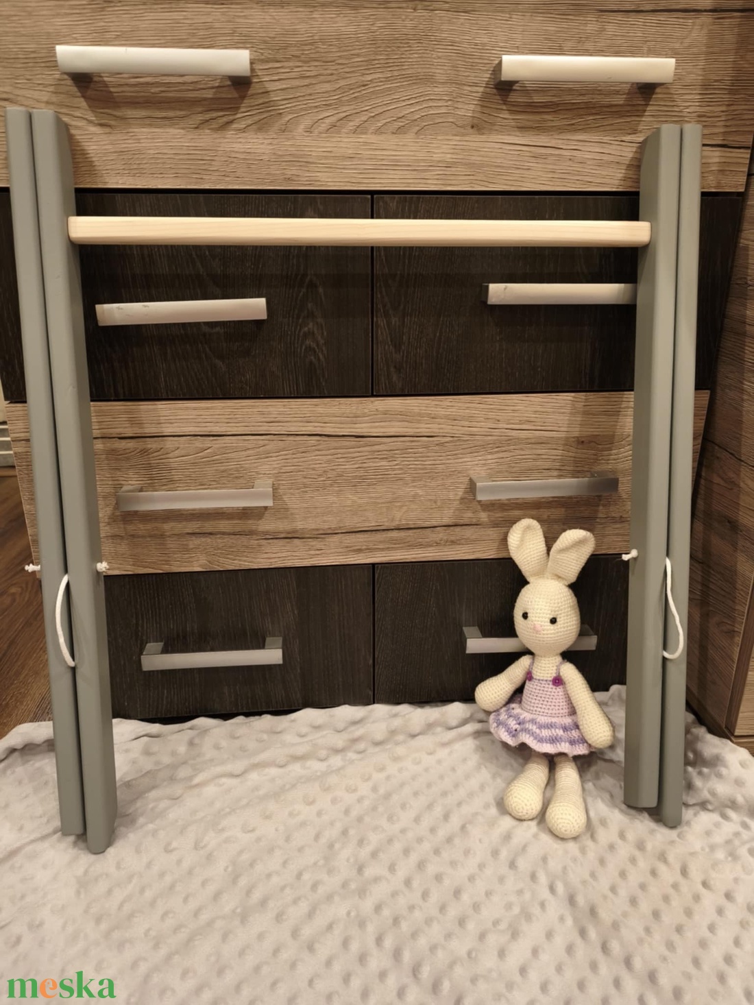 Fa baba tornáztató állvány, szürke színben - baba - mama - baba játékok - mozgásfejlesztő játékok - Meska.hu