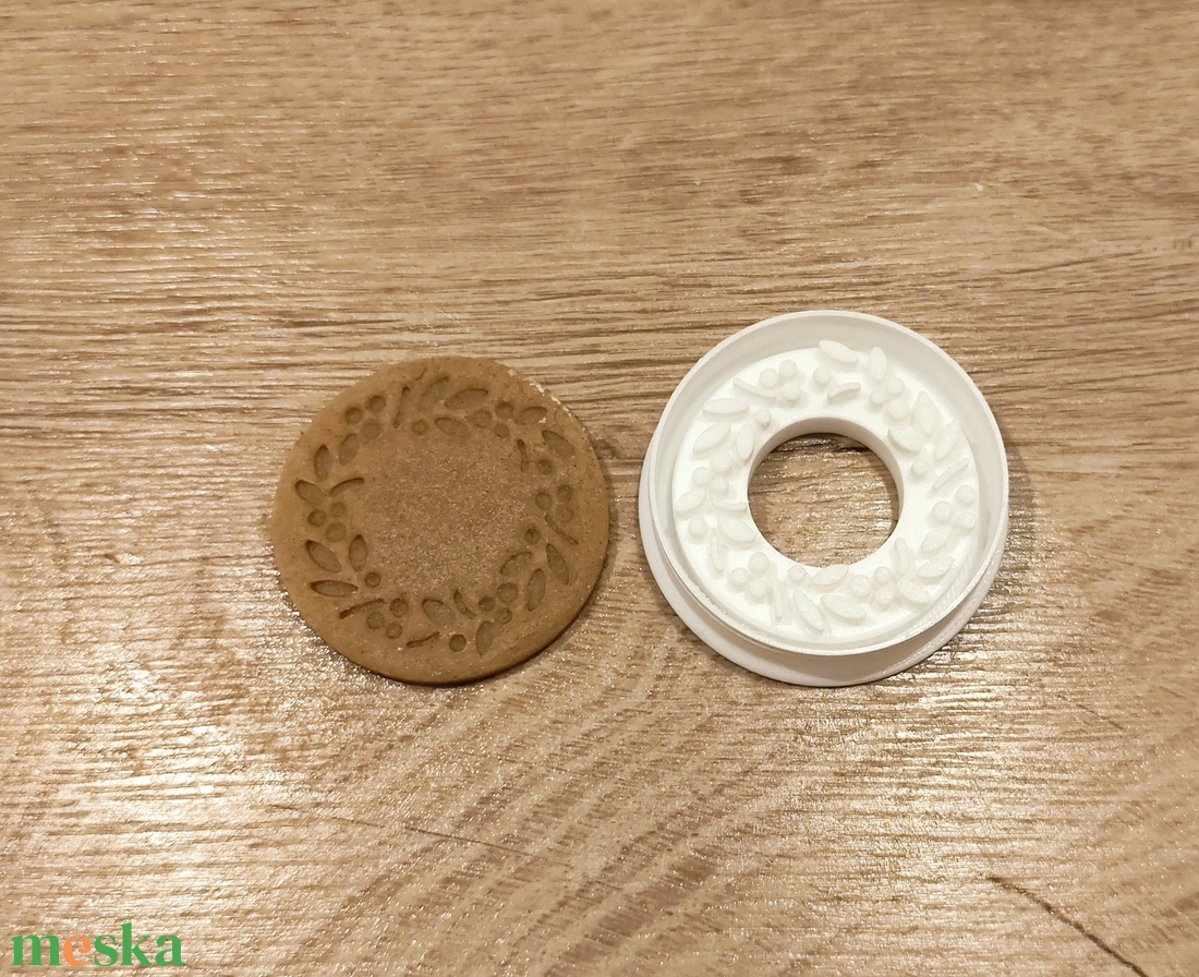 Karácsonyi koszorú keksz, süti. sütemény kiszúró forma - otthon & életmód - konyhafelszerelés, tálalás - sütés, főzés - sütikiszúró - Meska.hu