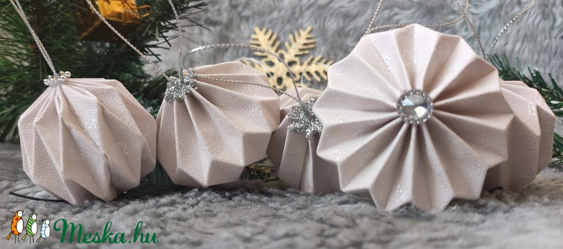 10 darabos különleges karácsonyfadísz szett ezüst csillámos pöttyökkel 3 színben (halvány púder, drapp és szürke alapon) - karácsony - karácsonyi lakásdekoráció - karácsonyfadíszek - Meska.hu