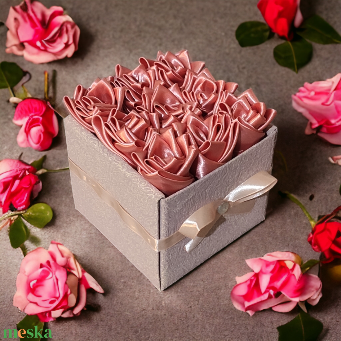Szaténrózsa box korall piros színben 9 szálas - otthon & életmód - dekoráció - asztal és polc dekoráció - asztaldísz - Meska.hu