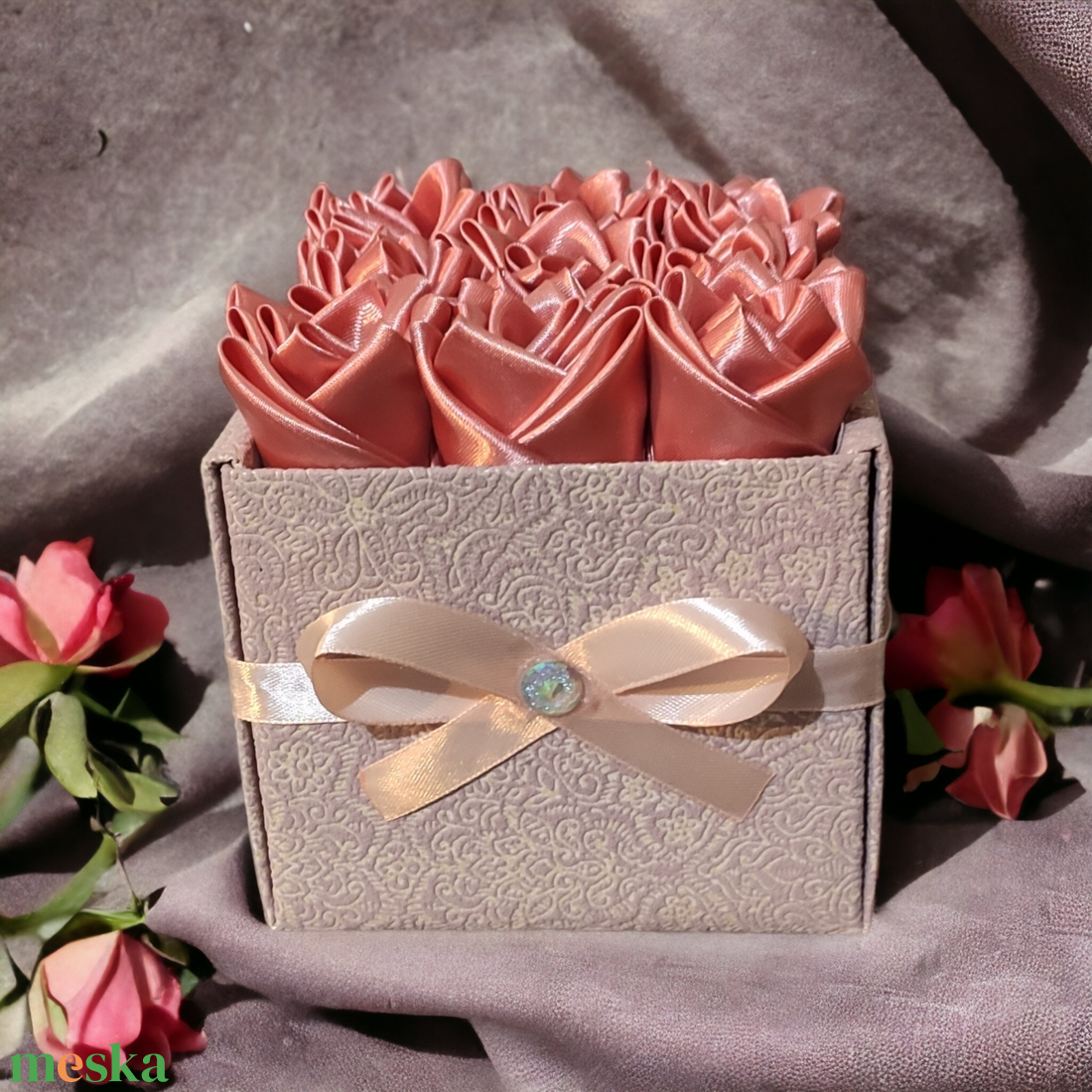 Szaténrózsa box korall piros színben 9 szálas - otthon & életmód - dekoráció - asztal és polc dekoráció - asztaldísz - Meska.hu