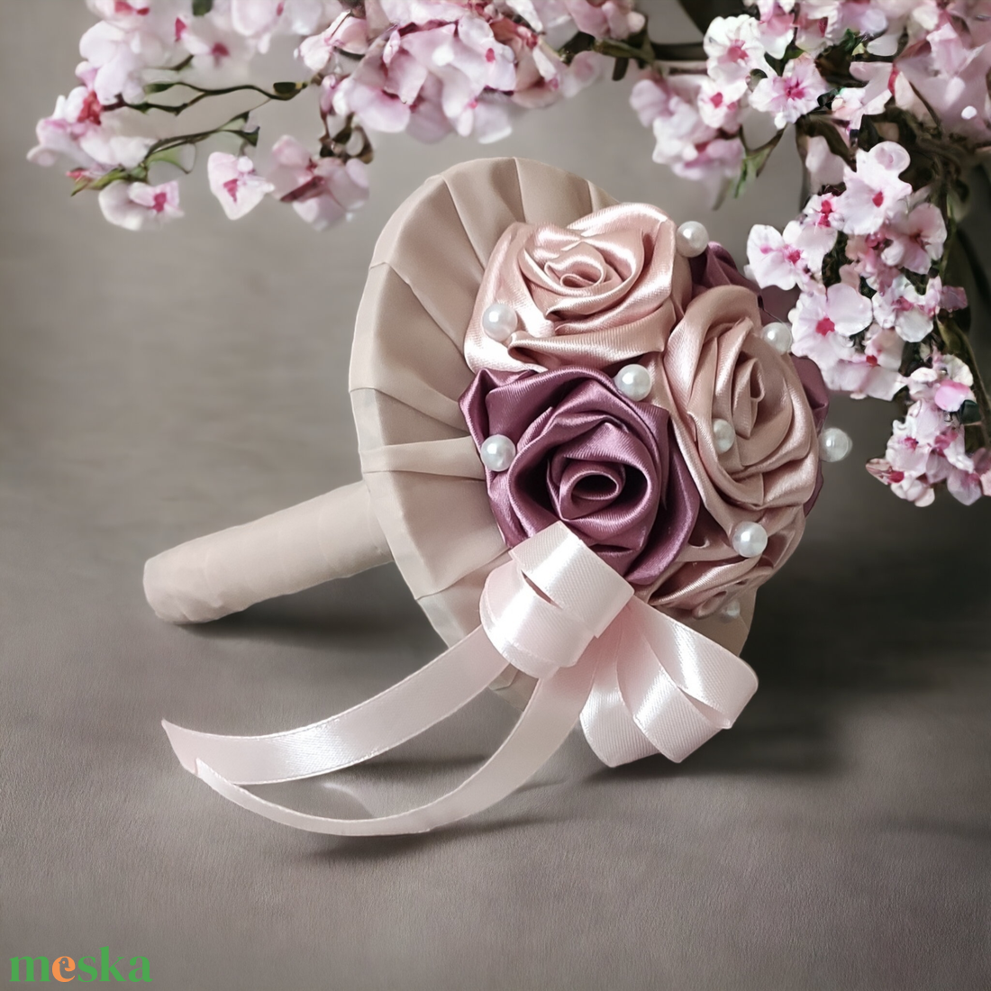 Mályva, rosegold szaténrózsa csokor - esküvő - menyasszonyi- és dobócsokor - Meska.hu