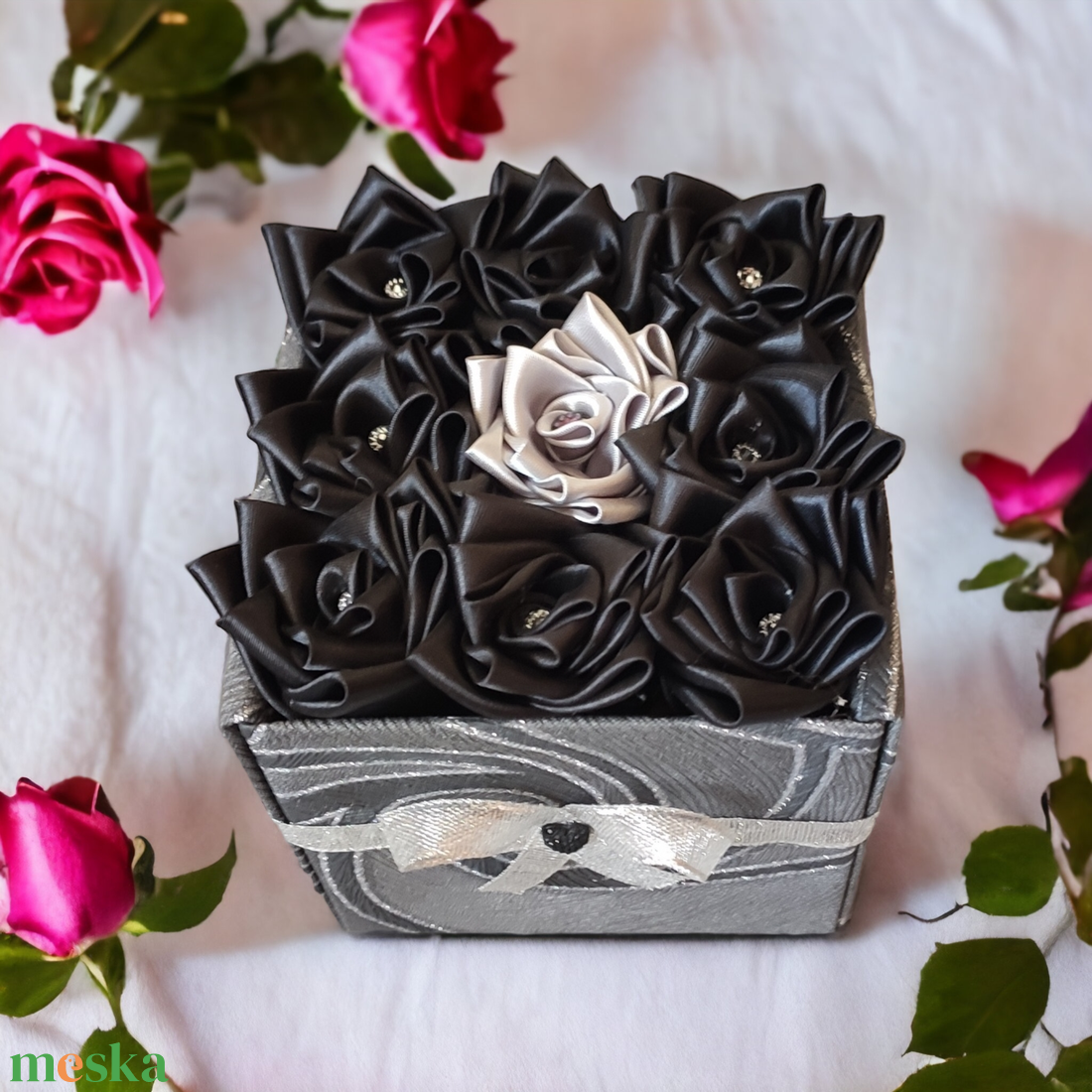 Szaténrózsa box fekete és ezüst színben 9 szálas - otthon & életmód - virágdekoráció - virágok - virágbox - Meska.hu