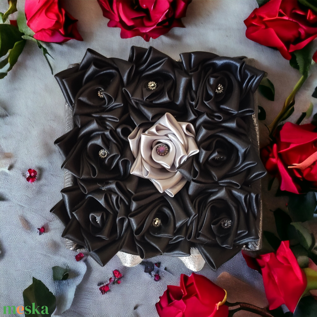 Szaténrózsa box fekete és ezüst színben 9 szálas - otthon & életmód - virágdekoráció - virágok - virágbox - Meska.hu
