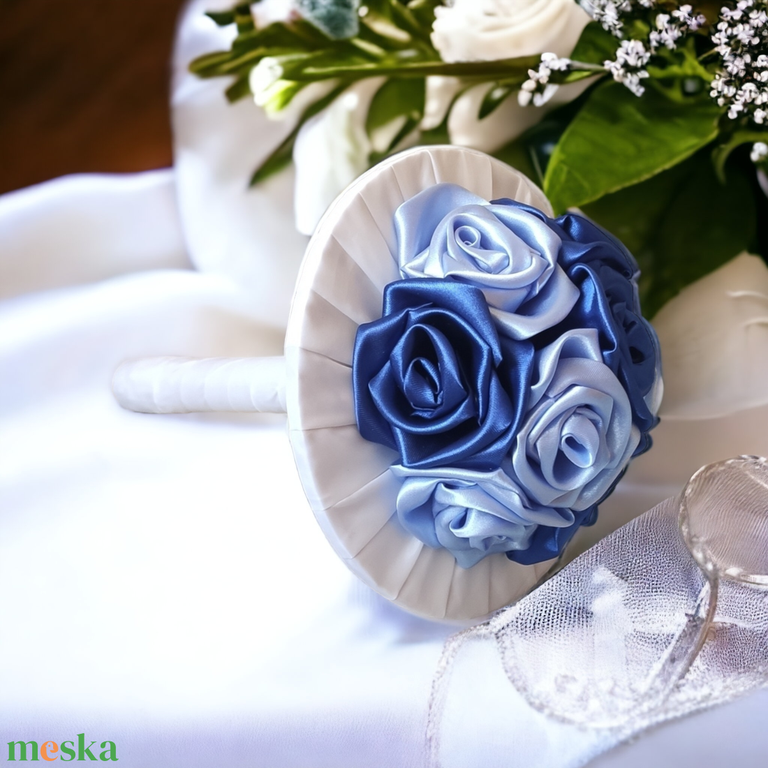 Világoskék, királykék és fehér színű szaténrózsa csokor - esküvő - menyasszonyi- és dobócsokor - Meska.hu