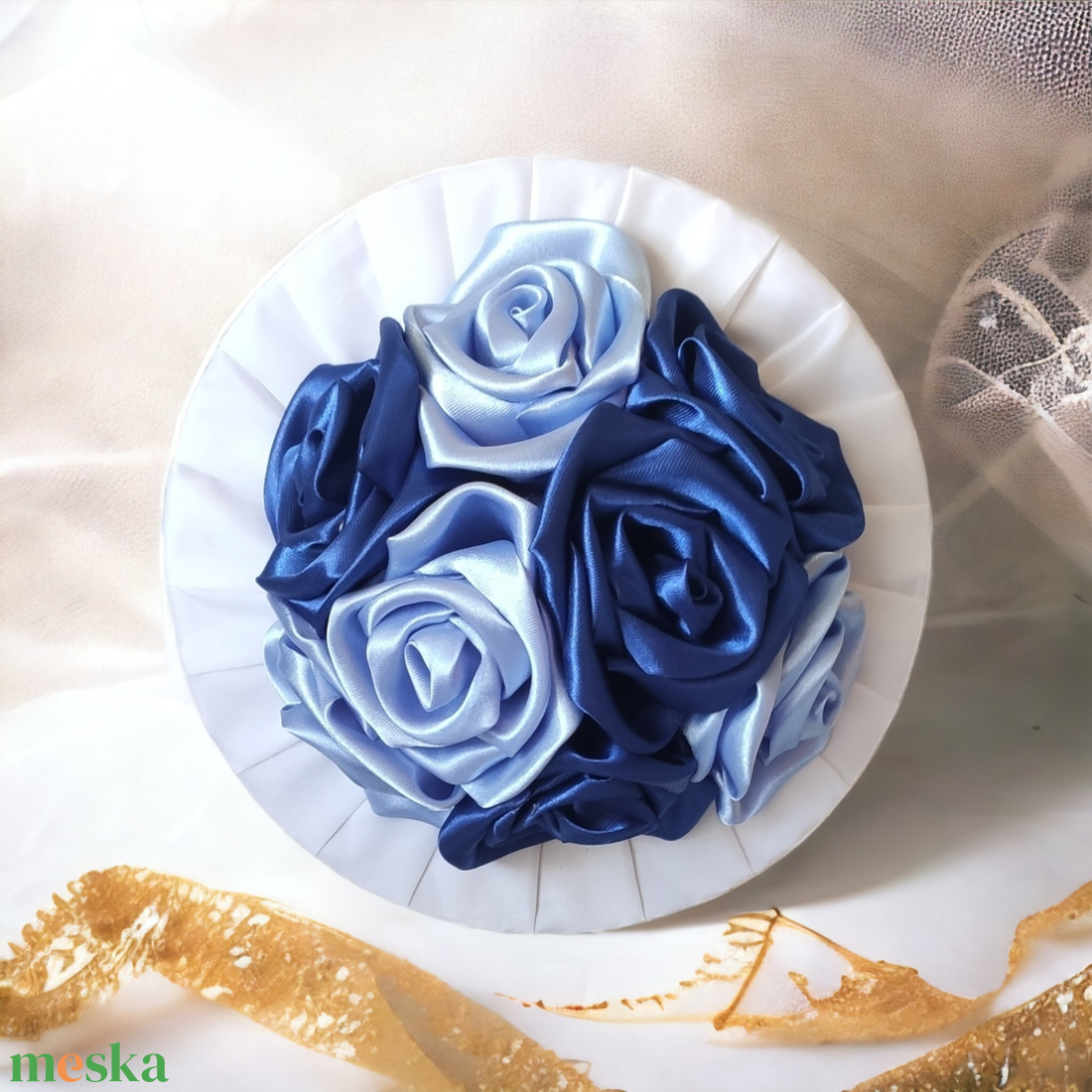 Világoskék, királykék és fehér színű szaténrózsa csokor - esküvő - menyasszonyi- és dobócsokor - Meska.hu