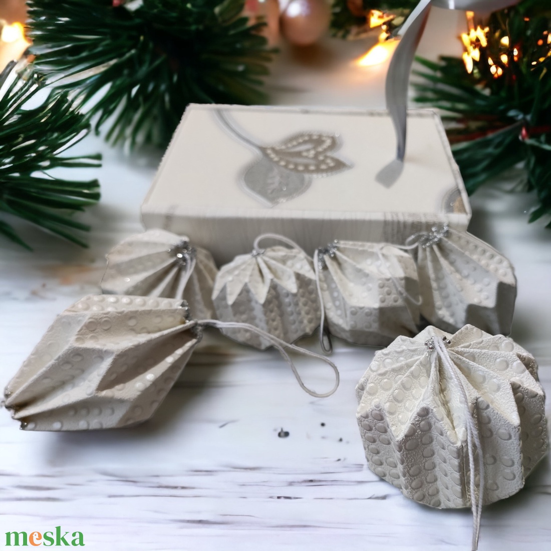 6 darabos fehér, ekrü pöttyös karácsonyfadísz szett karton díszdobozban LNT06007 - karácsony - karácsonyi lakásdekoráció - karácsonyfadíszek - Meska.hu