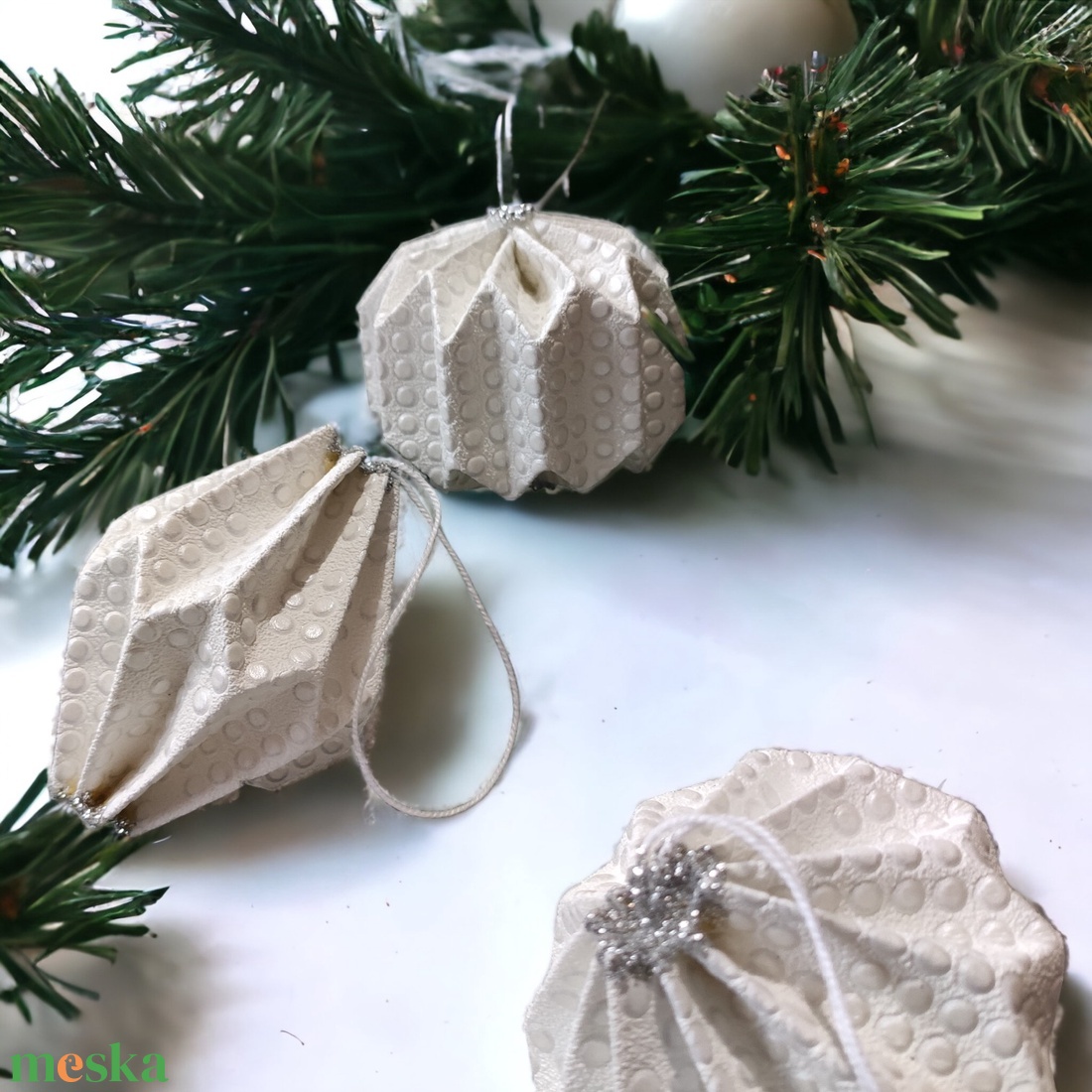 6 darabos fehér, ekrü pöttyös karácsonyfadísz szett karton díszdobozban LNT06007 - karácsony - karácsonyi lakásdekoráció - karácsonyfadíszek - Meska.hu