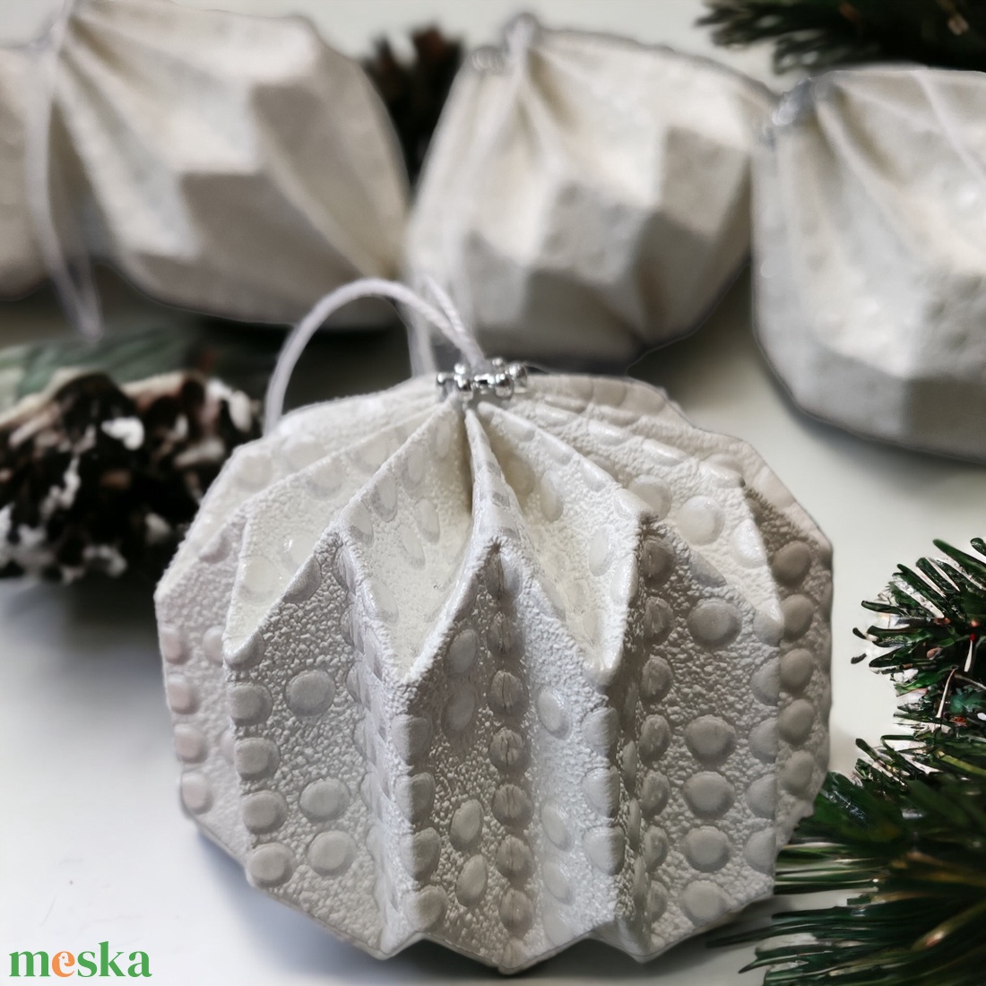 6 darabos fehér, ekrü pöttyös karácsonyfadísz szett karton díszdobozban LNT06007 - karácsony - karácsonyi lakásdekoráció - karácsonyfadíszek - Meska.hu