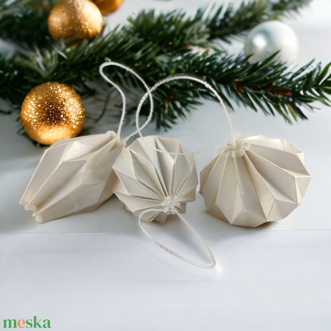 10 darabos origami karácsonyfadísz szett törtfehér színben � Egyedi kézműves papírdíszek LNTFH008 - karácsony - karácsonyi lakásdekoráció - karácsonyfadíszek - Meska.hu