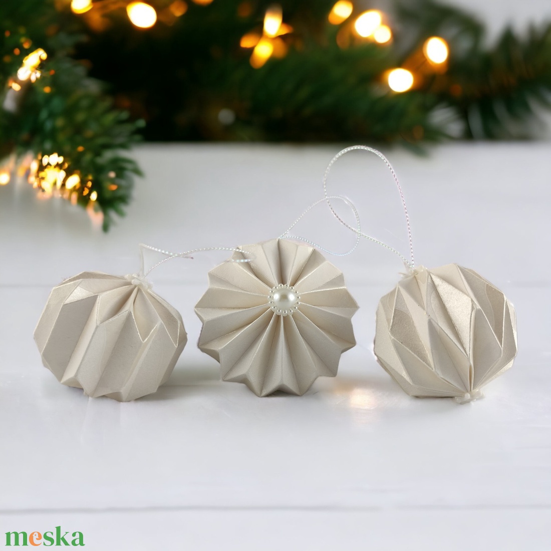 10 darabos origami karácsonyfadísz szett törtfehér színben � Egyedi kézműves papírdíszek LNTFH008 - karácsony - karácsonyi lakásdekoráció - karácsonyfadíszek - Meska.hu