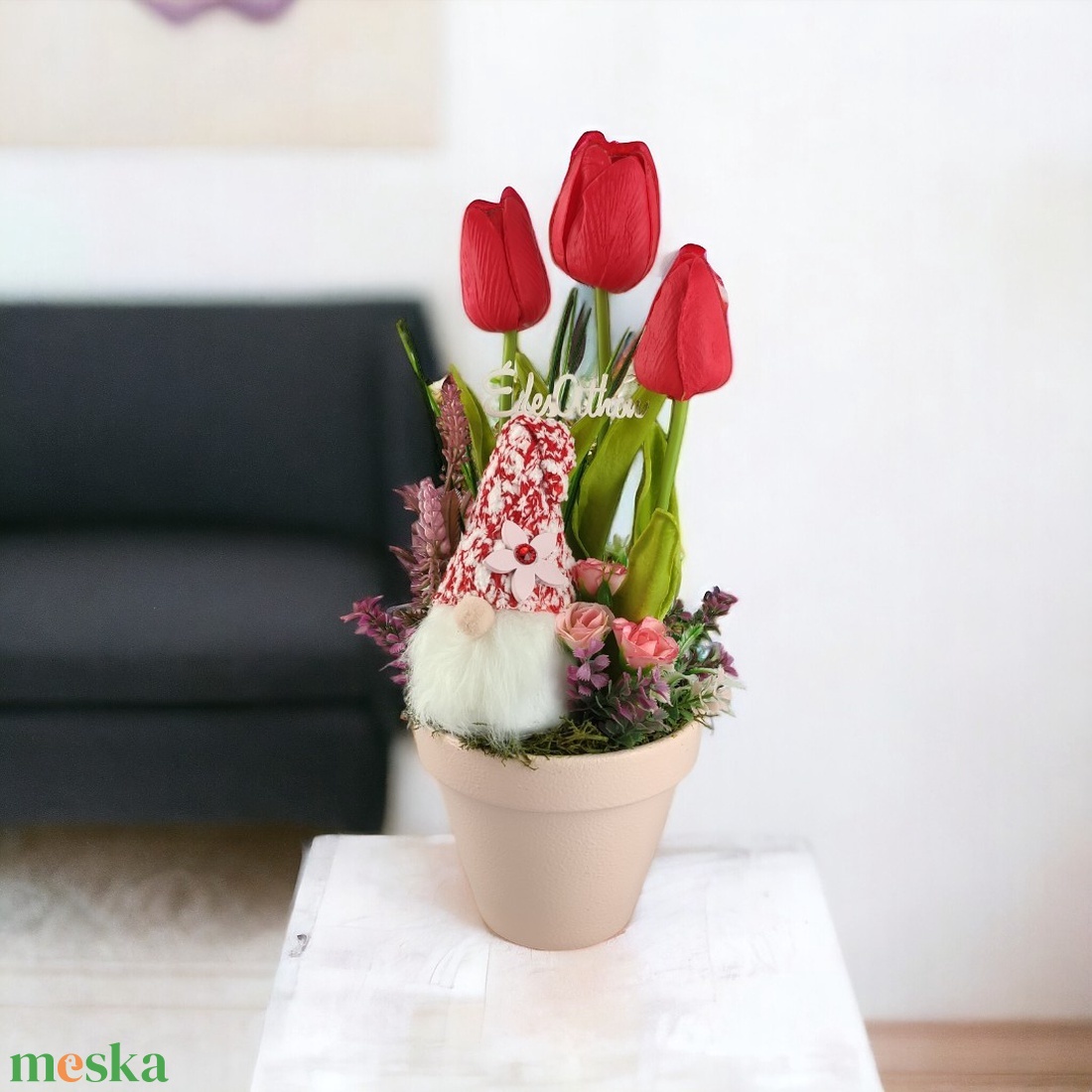 Piros tulipánok barackszínű kaspóban tavaszmanóval TUG549PS - otthon & lakás - dekoráció - virágdísz és tartó - csokor & virágdísz - Meska.hu
