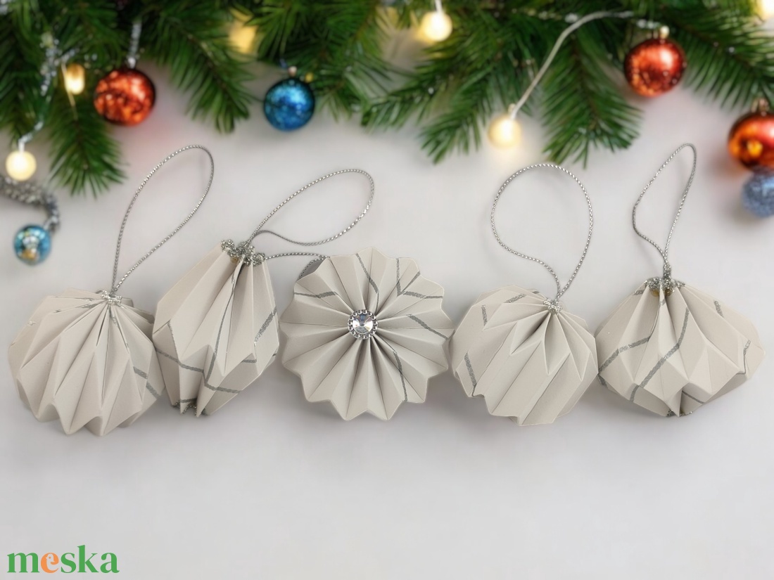 10 darabos origami karácsonyfadísz szett papírból fehér és ezüst színben LNTFH004 - karácsony - karácsonyi lakásdekoráció - karácsonyfadíszek - Meska.hu