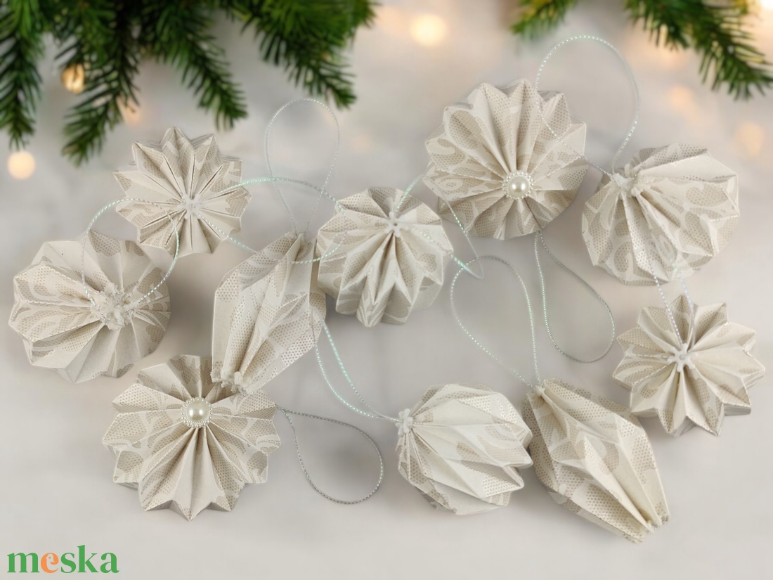 10 darabos origami karácsonyfadísz szett fehér és világos beige színben  Egyedi kézműves papírdíszek LNTFH009 - karácsony - karácsonyi lakásdekoráció - karácsonyfadíszek - Meska.hu